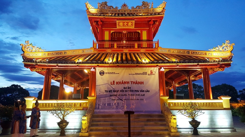 Phu Văn Lâu tỏa vẻ đẹp rực rỡ trong đêm - 8 Mặt trước Phu Văn Lâu nhìn từ đường Lê Duẩn vào