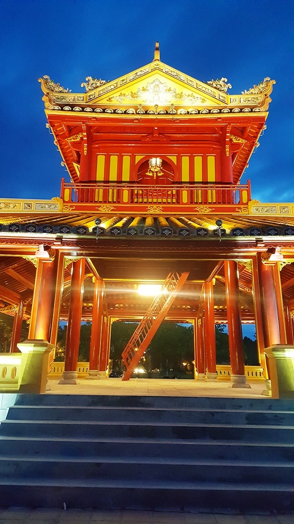 Phu Văn Lâu tỏa vẻ đẹp rực rỡ trong đêm - 9 Mặt bên Phu Văn Lâu