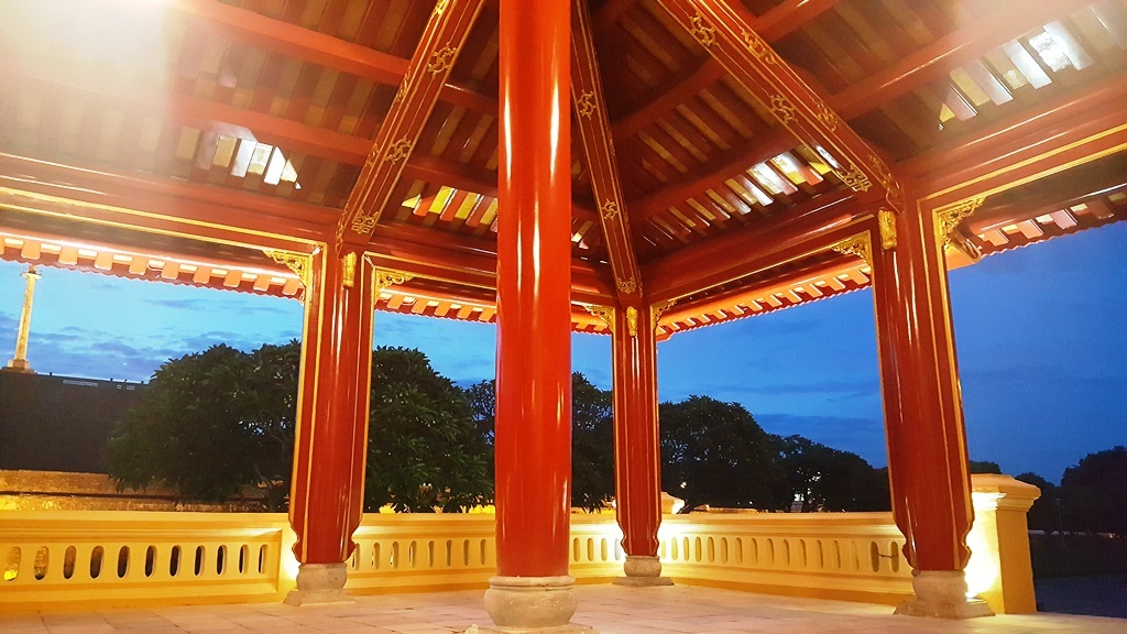 Phu Văn Lâu tỏa vẻ đẹp rực rỡ trong đêm - 10 Các chân cột