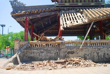 Phu Văn Lâu tỏa vẻ đẹp rực rỡ trong đêm - 7 Phu Văn Lâu bị đổ một góc mái hơn 2 năm trước