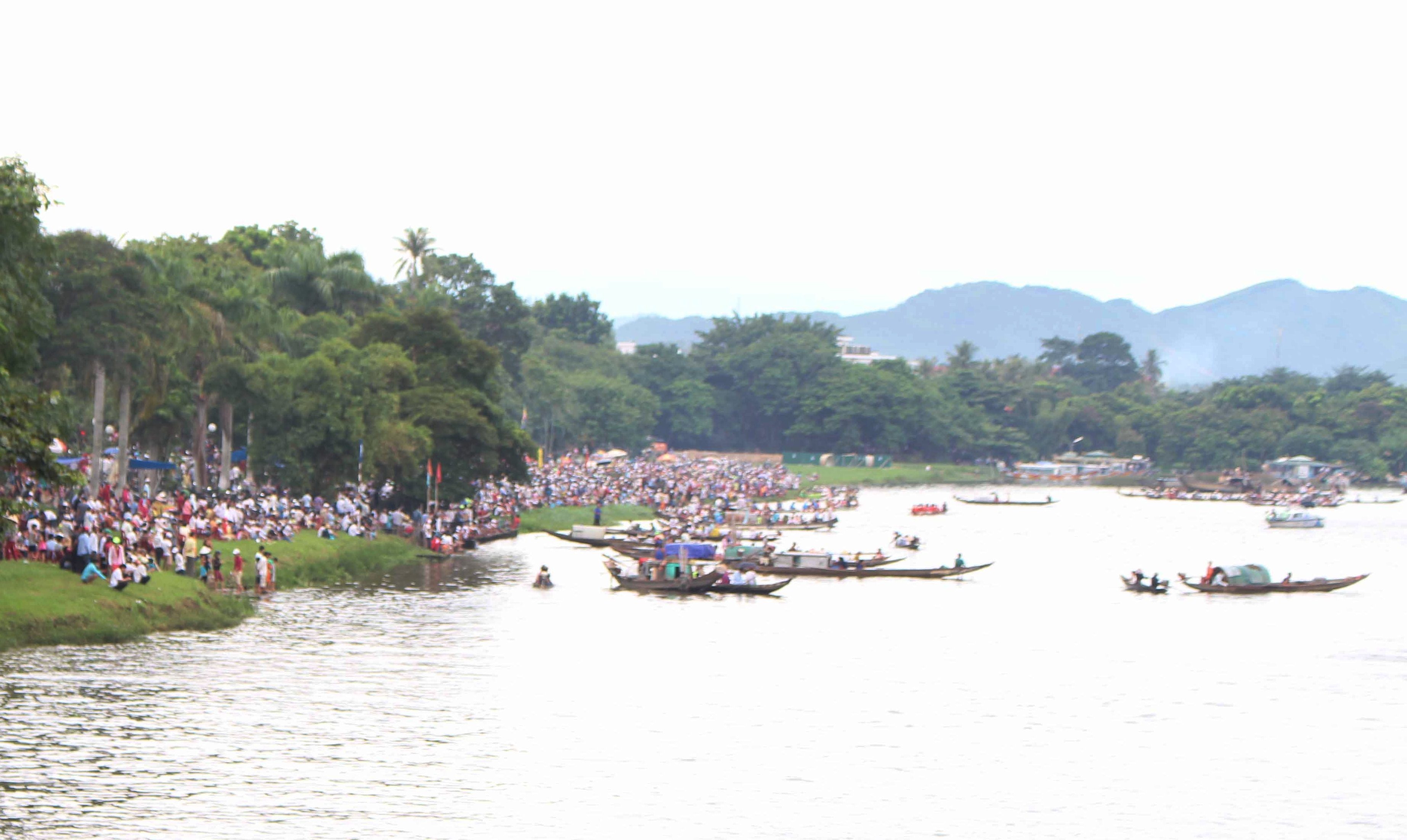 Sôi động lễ hội đua ghe trên sông Hương ngày Quốc khánh - 10