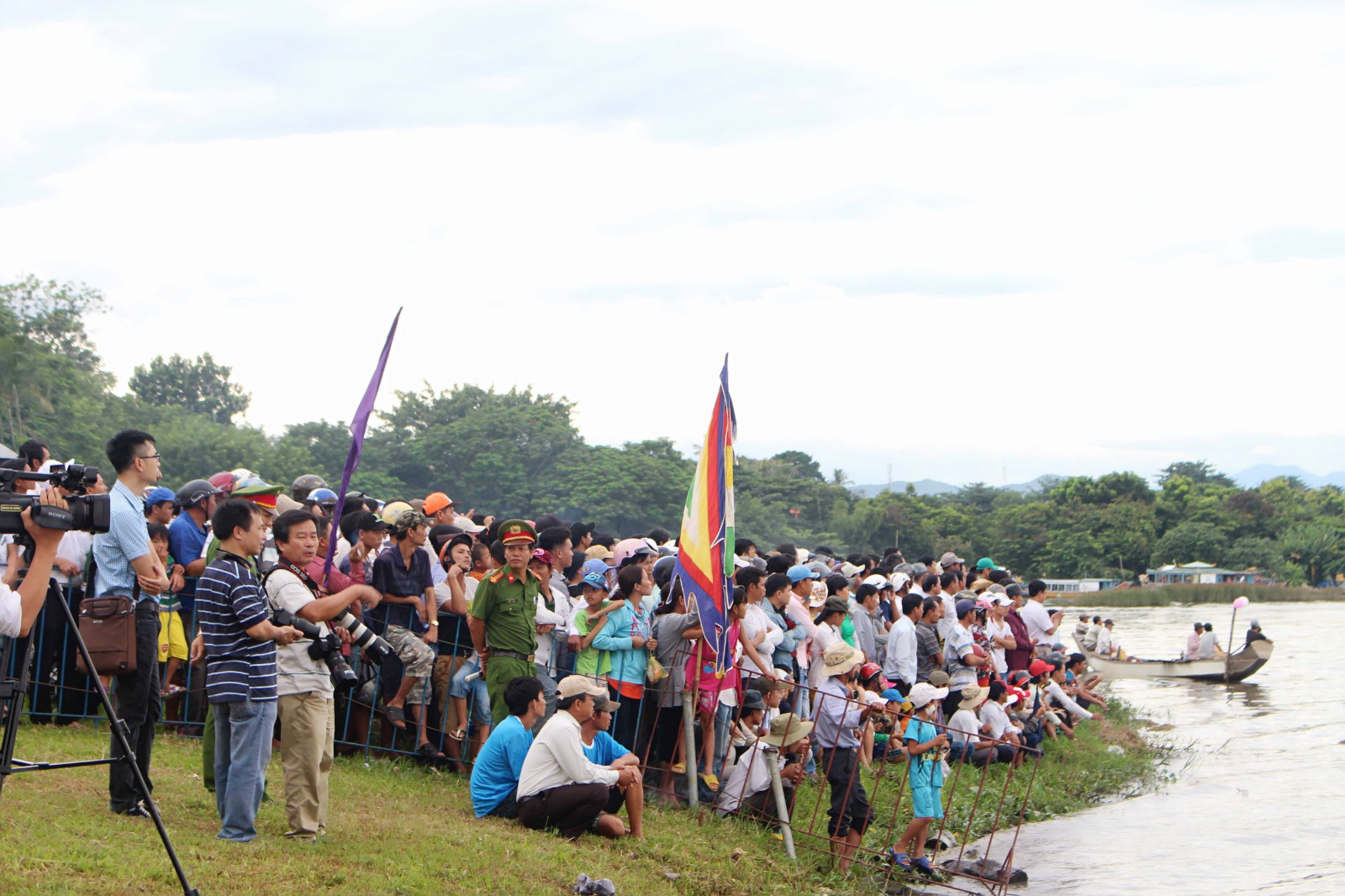 Đông đảo người dân và du khách đến xem và cổ vũ