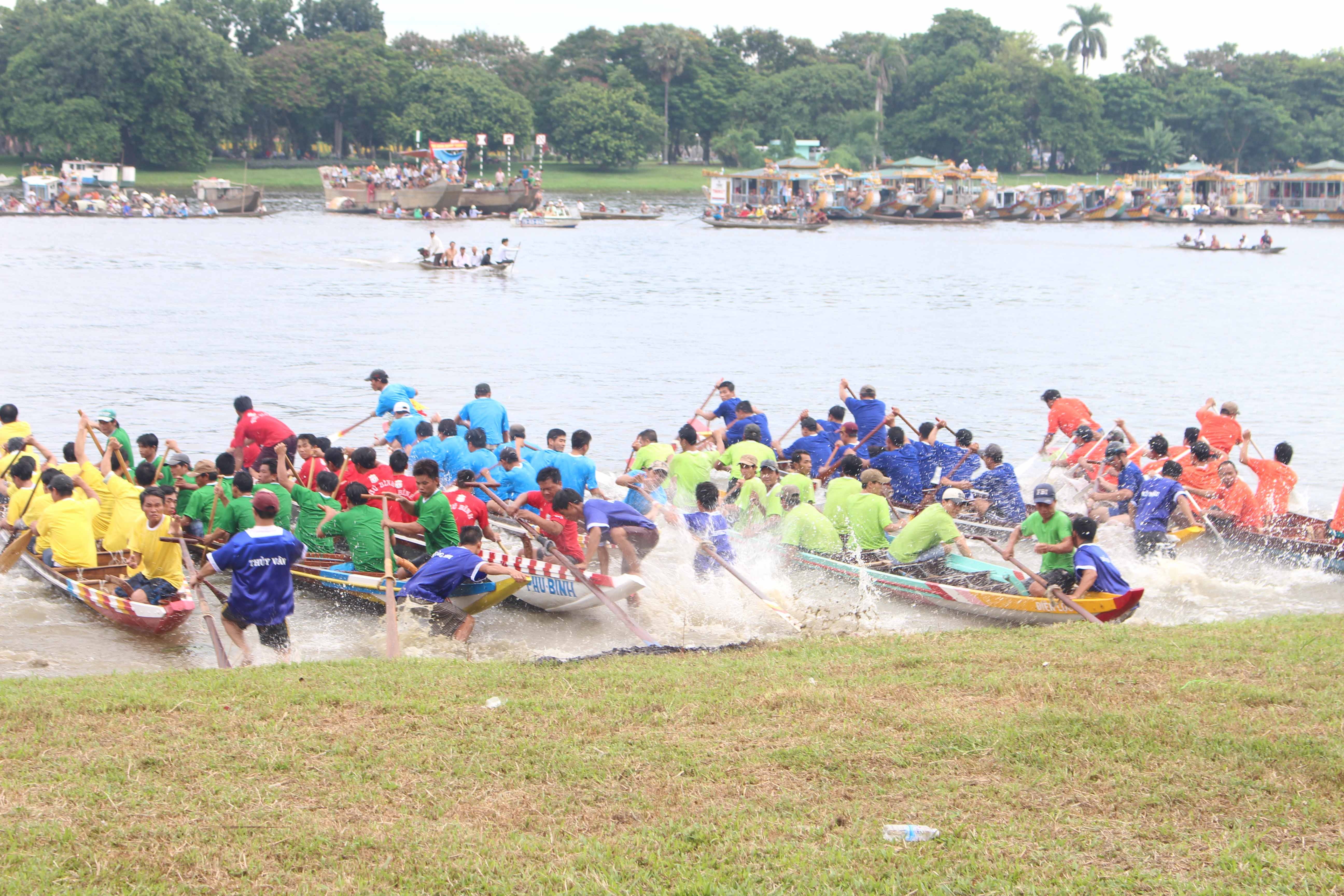 Nhanh chóng lên ghe