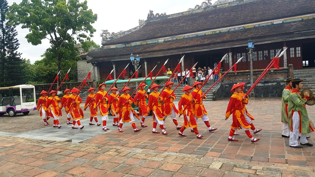 Lễ đổi gác được diễn ra tái hiện lại một nét xưa trong cung cấm triều Nguyễn tại Huế