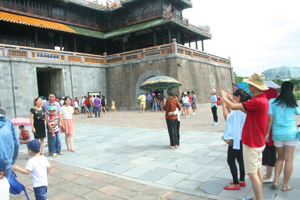 Chụp ảnh tại Ngọ Môn