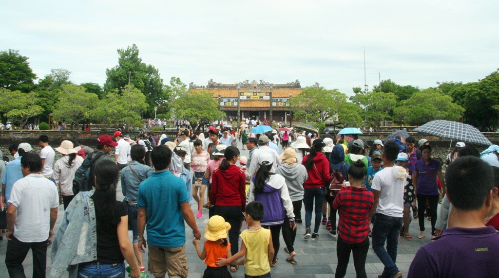 Dòng người đổ vào Điện Thái Hòa