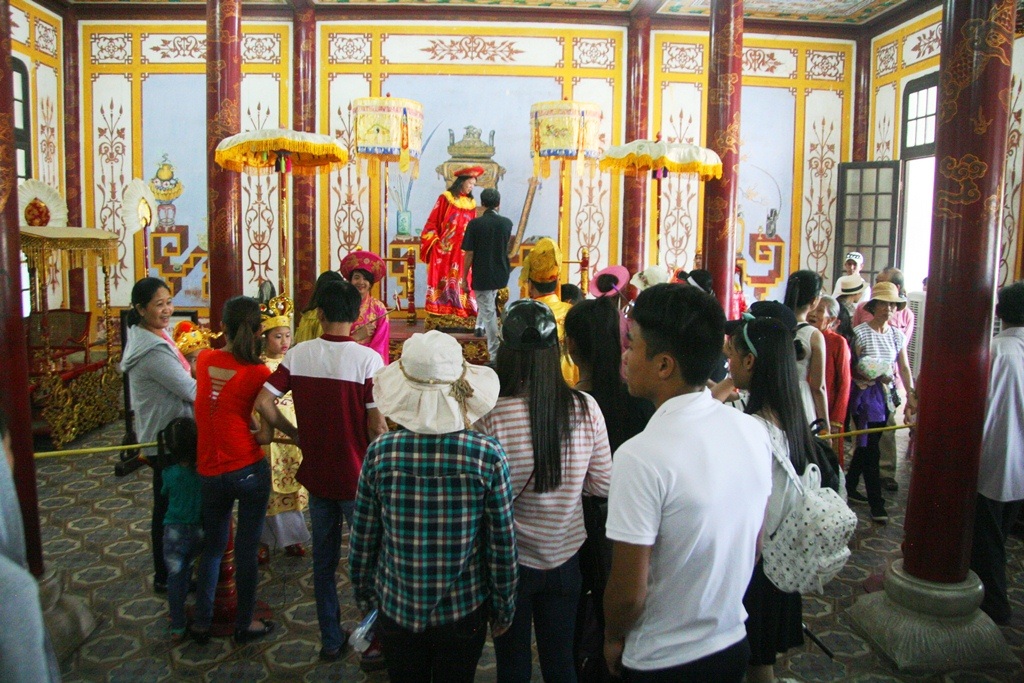 Dịch vụ mặc áo vua hoàng hậu chụp ảnh hút du khách