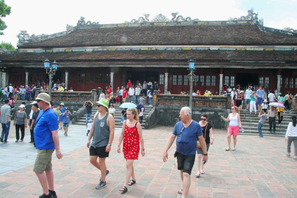 Du khách Tây cũng thích thú trước không khí náo nhiệt ngày lễ Quốc Khánh của nước ta tại cố đô Huế