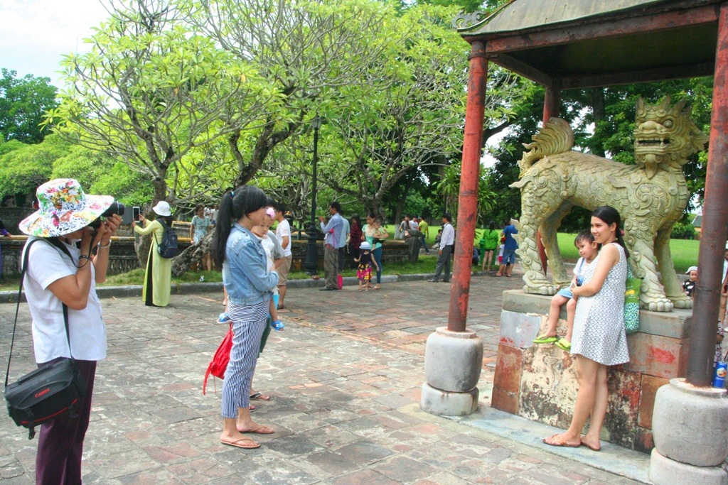 Các chú kỳ lân đồng ở sân chầu Điện Thái Hòa được các em nhỏ rất thích thú