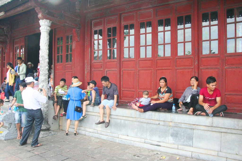 Mệt quá nên nhiều người đã phải ngồi nghỉ lấy sức đi tiếp