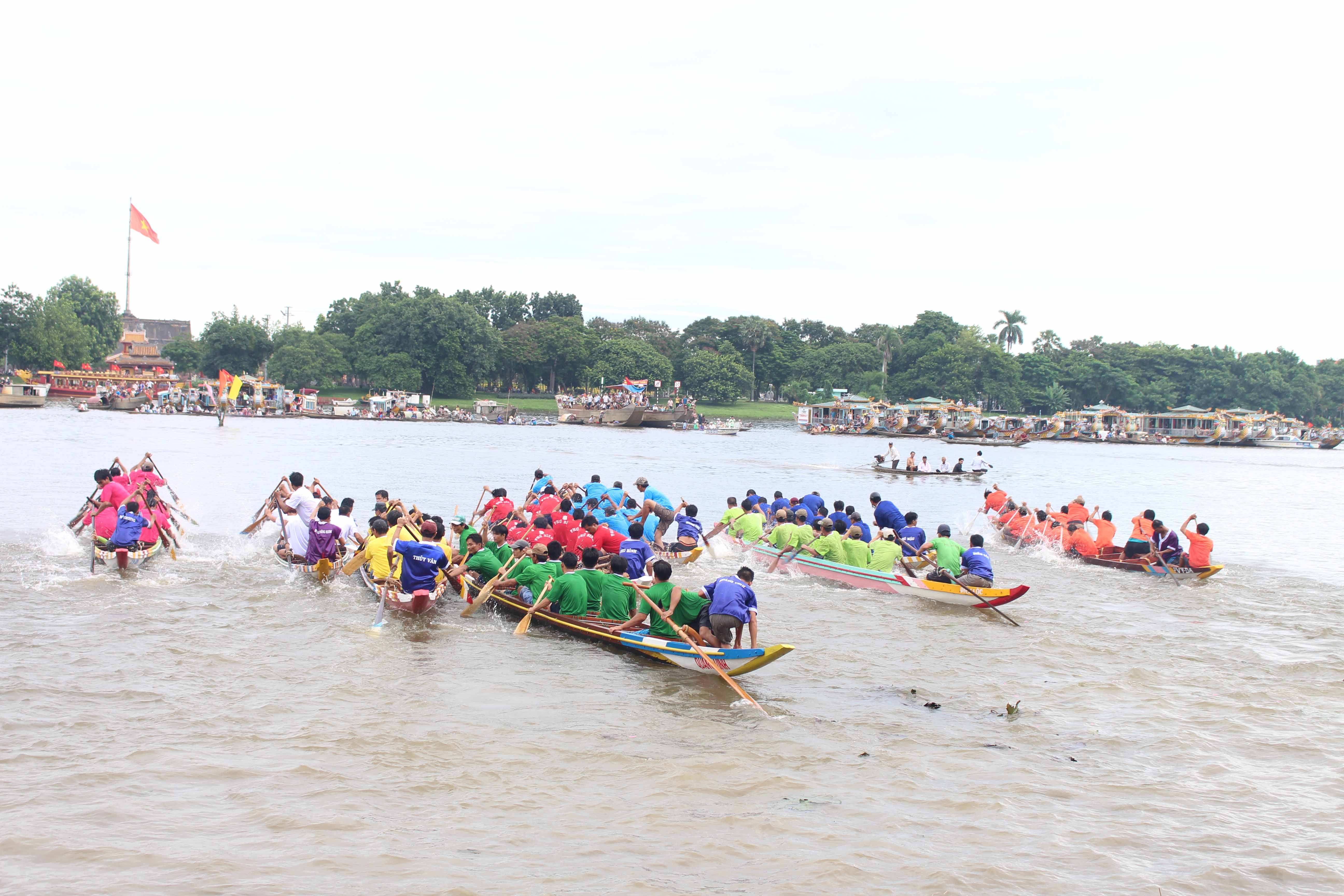 Cạnh tranh nhau từng mét