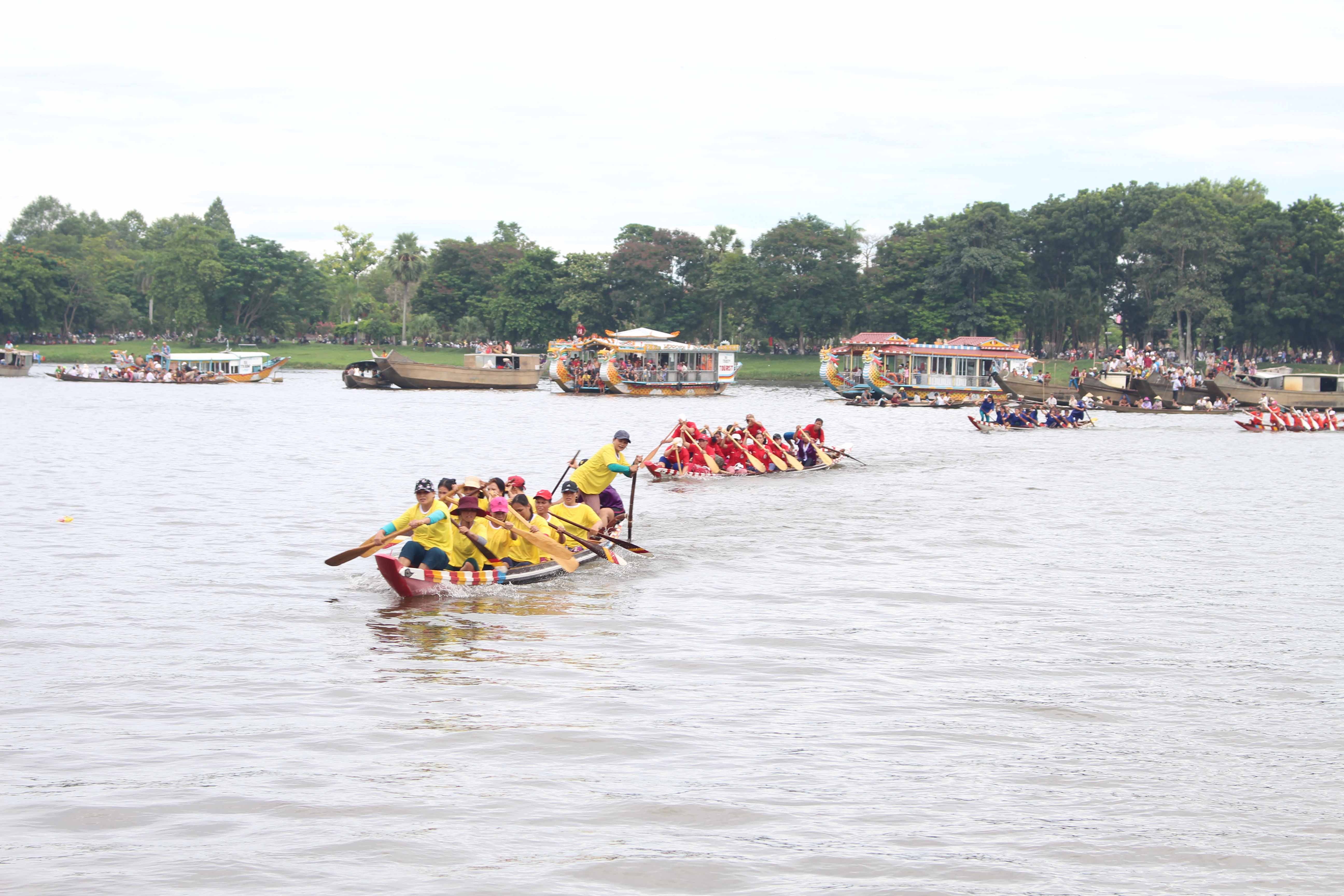 Sôi động lễ hội đua ghe trên sông Hương ngày Quốc khánh - 6