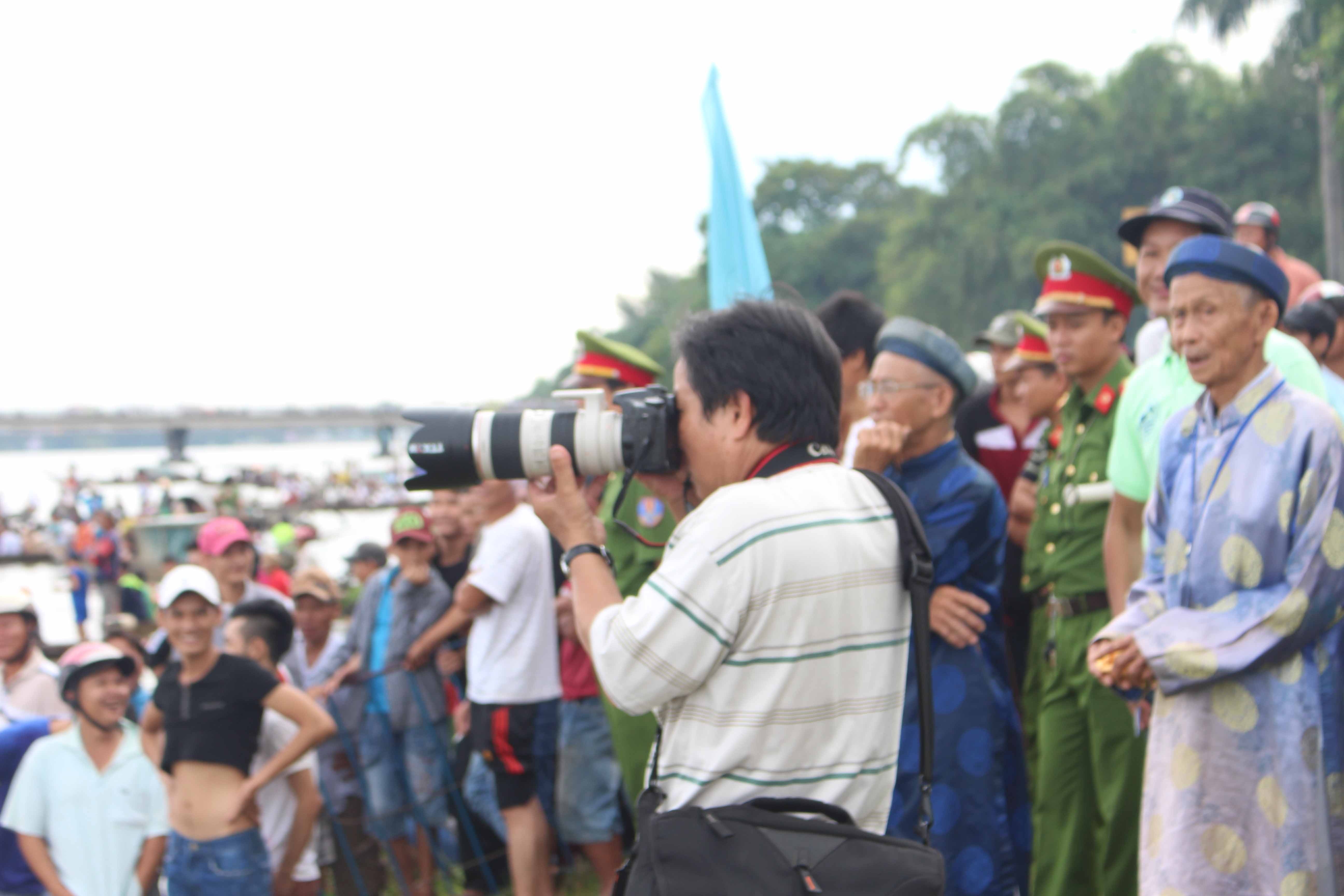 Một nhiếp ảnh gia đang ghi lại những khoảnh khắc đẹp trong cuộc đua