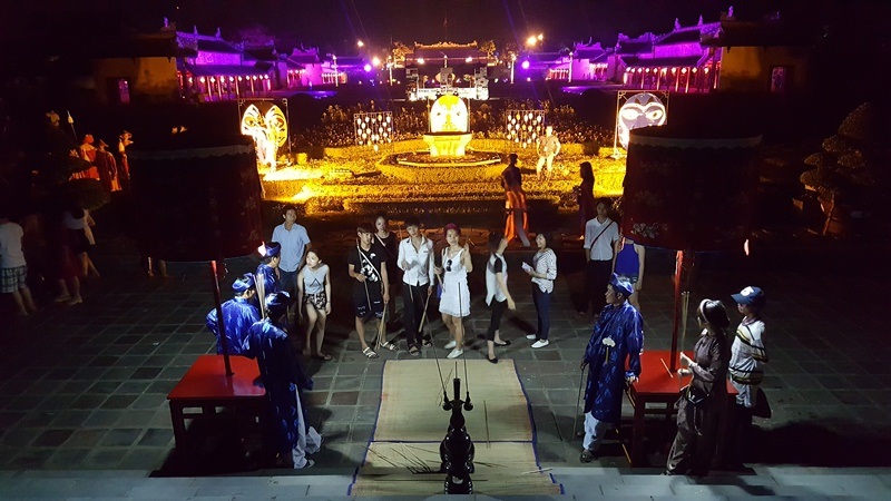 Festival Huế lần thứ 10 tổ chức vào 2018 - 6 Du khách thích thú chơi trò chơi cung đình Huế xưa trong Đêm Hoàng Cung