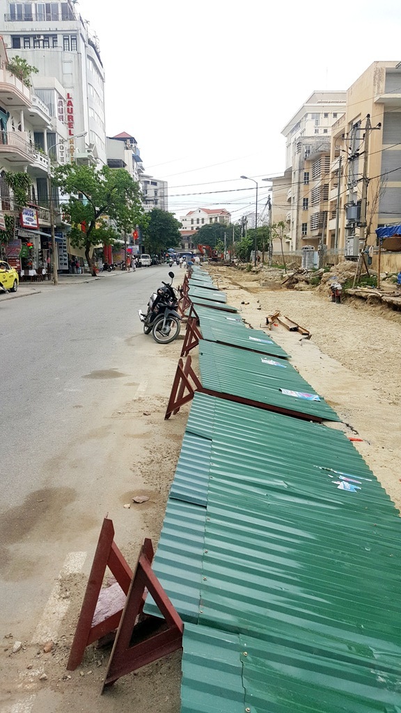 Rào chắn công trình đổ, người đi đường nhập viện - 1 Toàn bộ dãy tấm chắn đã được hạ xuống sau tai nạn