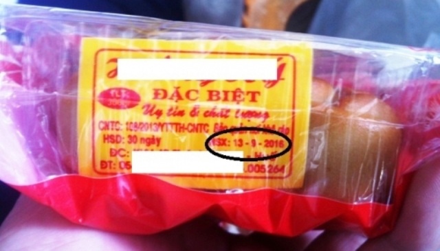 Phát hiện nhiều bánh trung thu ghi ngày sản xuất sau “thời hiện tại” - 1 Những chiếc bánh trung thu bán ngày 6/9 nhưng ghi ngày sản xuất đến tận 13/9