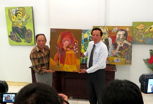 Tặng 3 bức tranh thể loại “đảo ngược” độc đáo cho Huế - 1 Họa sĩ Nguyễn Đại Giang (bên trái) tặng các bức tranh trường phái Đảo ngược cho tỉnh Thừa Thiên Huế (ảnh: H.T)