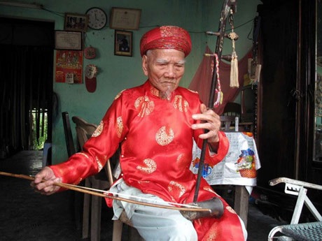 Nghệ nhân Nhã nhạc cuối cùng triều Nguyễn qua đời ở tuổi 106 - 2 Nghệ nhân Lữ Hữu Thi dù tuổi cao vẫn chơi các loại nhạc cụ cung đình rất sắc sảo (ảnh: TTXVN)