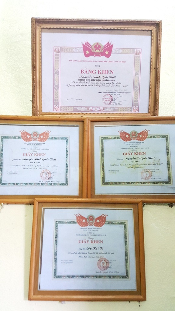 Bị gãy tay, vỡ đầu vẫn dũng cảm truy bắt tội phạm đến cùng - 4
Nhiều bằng khen của trung úy Thái