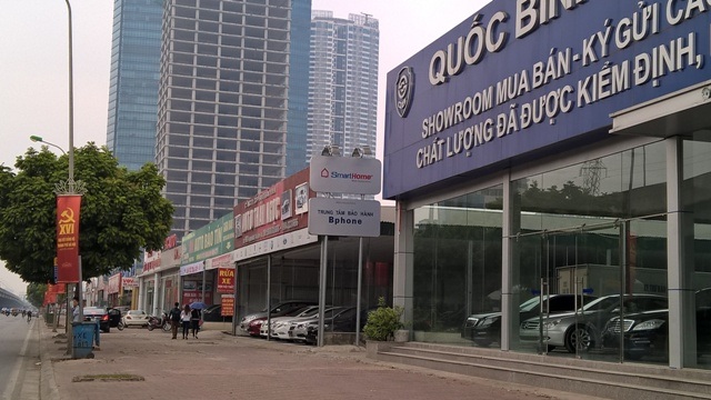 Đón lõng giá xe rẻ, chợ ô tô mọc như nấm sau mưa - 1
Bên cạnh những đại lý được xây cất cẩn thận, có hệ thống phòng cháy chữa cháy, nhiều đại lý chẳng khác chợ là bao khi được dựng tạm bằng tôn sắt mà không có hệ thống phòng cháy chữa cháy