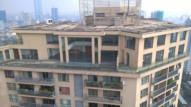 Hà Nội: Bỏ tiền tỷ để mua... nhà dột giữa chung cư cao cấp - 2
Penthouse tòa nhà B của cao ốc đang được hoàn thiện. Theo kết luận của Sở Xây dựng Hà Nội. Cả hai tòa nhà của Sky hiện có 6 căn Penthouse, 2 căn được bán năm 2010, 4 căn đang được chủ đầu tư hoàn thiện