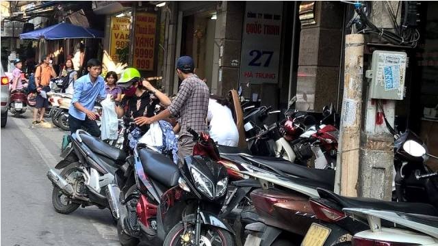 Dân đổ xô đi bán, chủ vàng "lộ" mánh chống vàng giả - 3
Số lượng người bán vàng tại phố vàng Hà Trung tăng do tâm lý sợ vàng giả