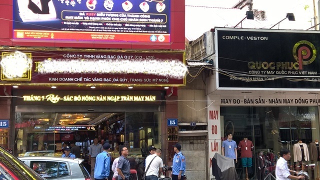 Dân đổ xô đi bán, chủ vàng "lộ" mánh chống vàng giả - 1
Nhiều người dân cầm vàng đi kiểm tra vàng tại các cửa hàng vàng lớn