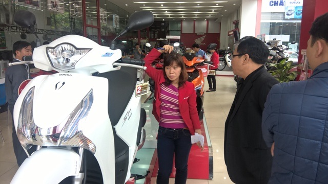 Vụ triệu hồi xe SH: Honda Việt Nam có "đem con bỏ chợ"? - 3
Mua bán và giao dịch như không có chuyện gì xảy ra. Quyền lợi người tiêu dùng đang bị bỏ ngỏ!?