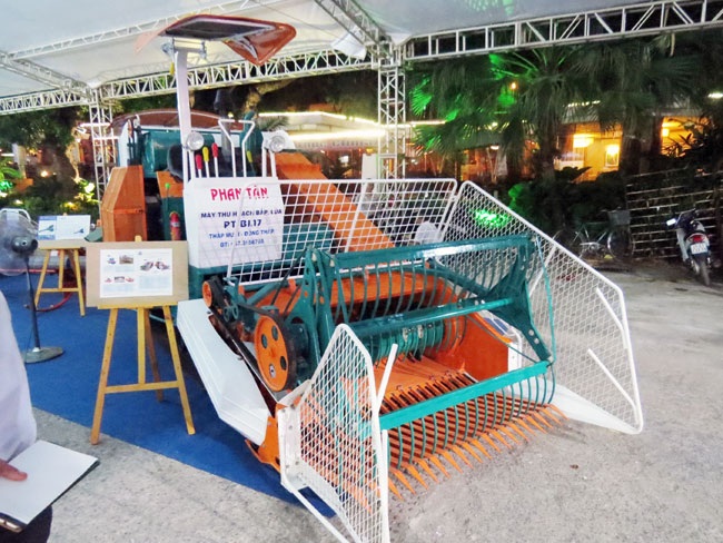 Gặp người đưa rơm Việt thành hàng xuất khẩu tiền tỷ - 3 Máy cuộn rơm biến phụ phẩm nông nghiệp thành sản phẩm giá trị cho chăn nuôi trong nước và xuất khẩu của ông Bện