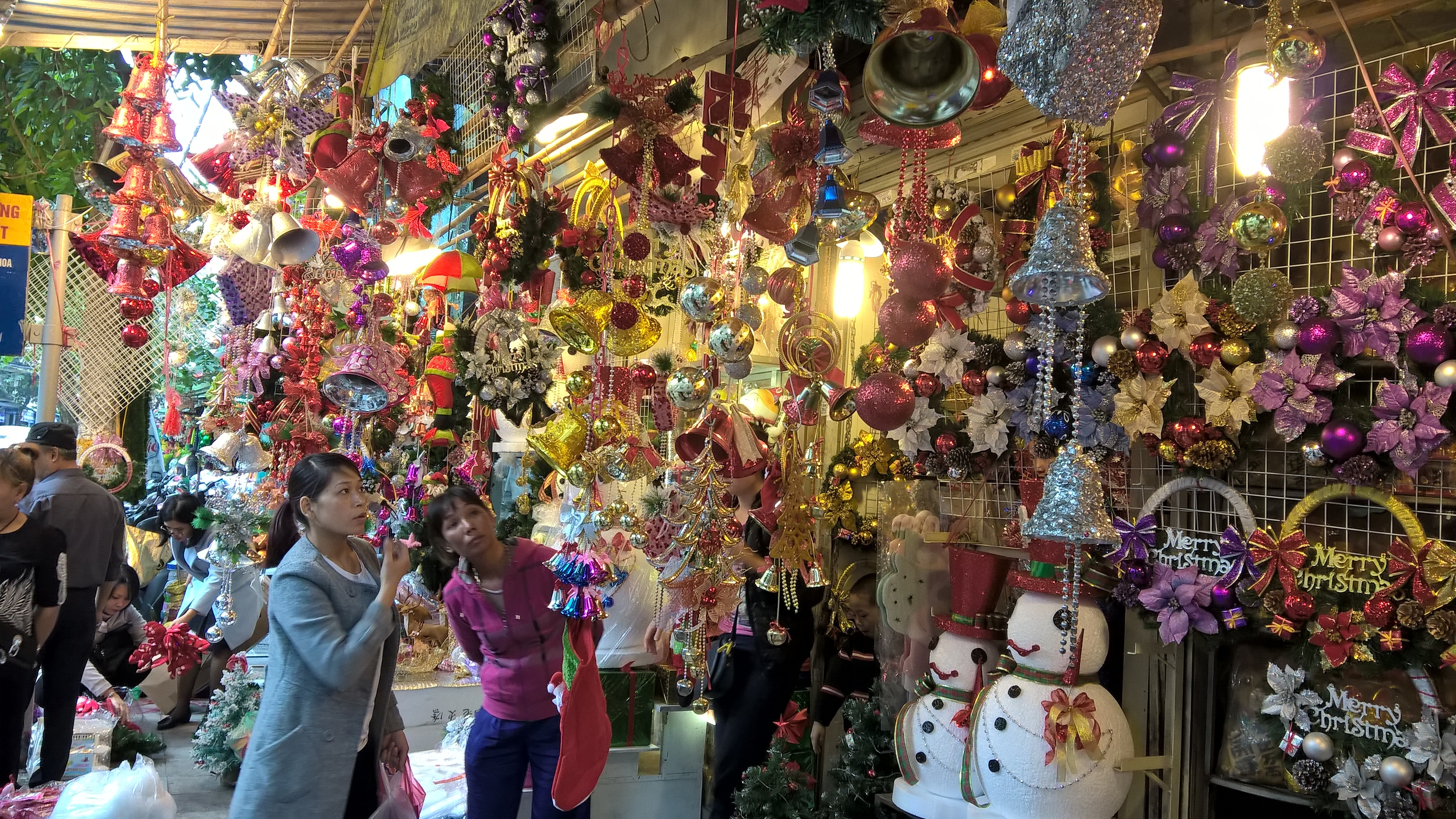 Gần 10 triệu đồng một cây thông đón Noel - 1
Nhiều gia đình đã đi mua sắm đồ trang trí cho Lễ Noel