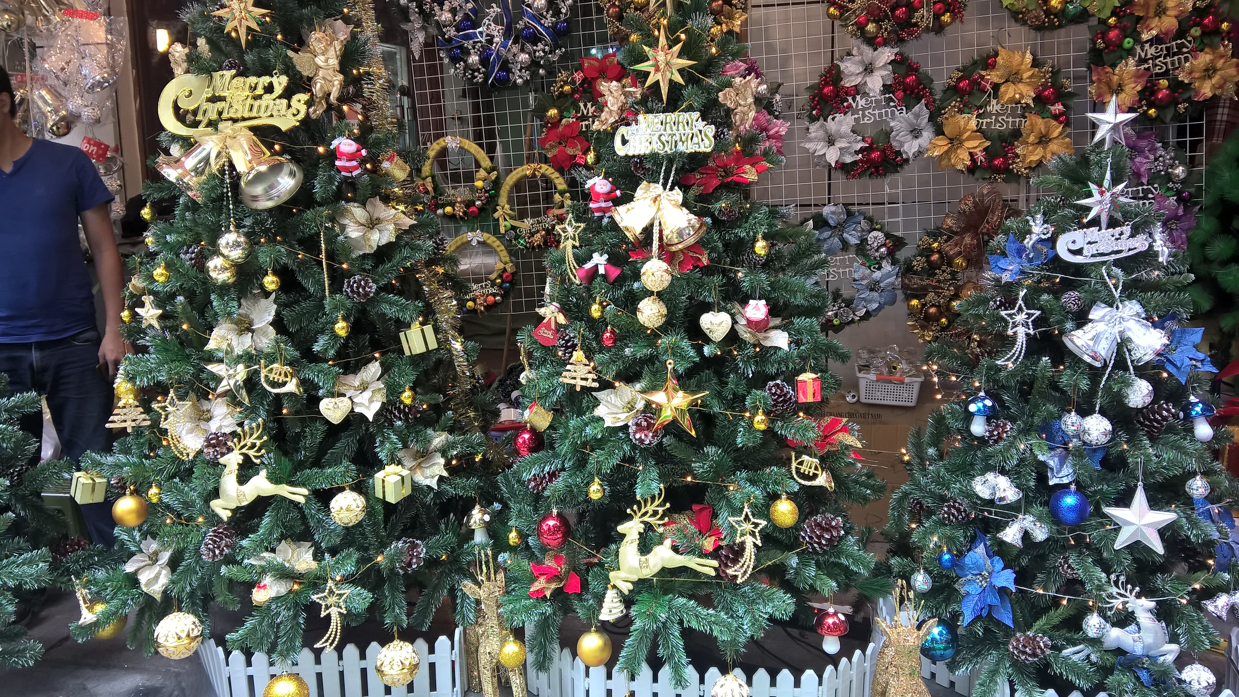Gần 10 triệu đồng một cây thông đón Noel - 2 Những cây thông có mức giá từ 3 - gần 10 triệu đồng được chủ cửa hàng rao bán