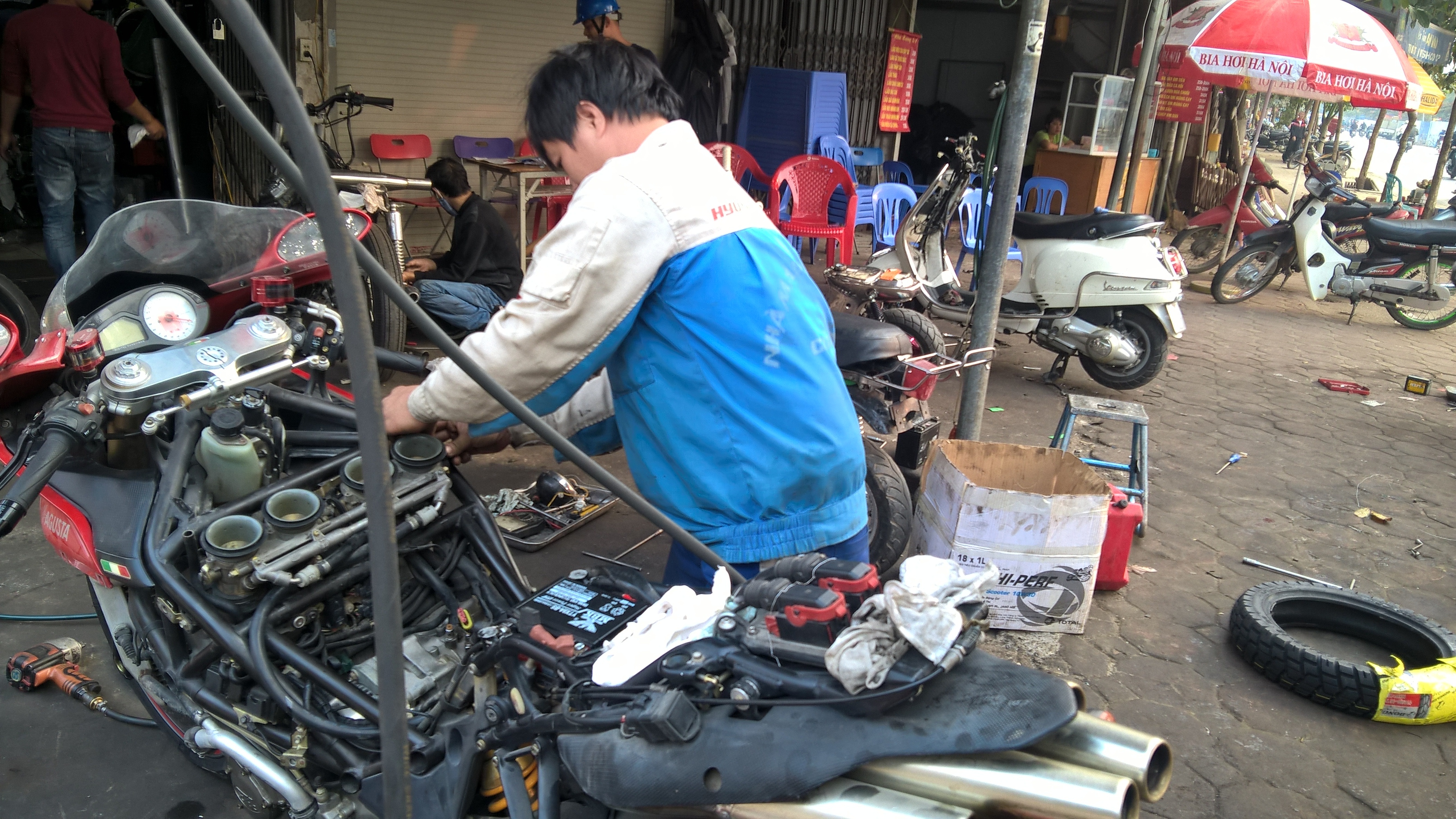 Chi vài chục triệu độ mô tô chơi tết - 2 Những chiếc xe mới bị bóc tung các chi tiết để thay thế mới