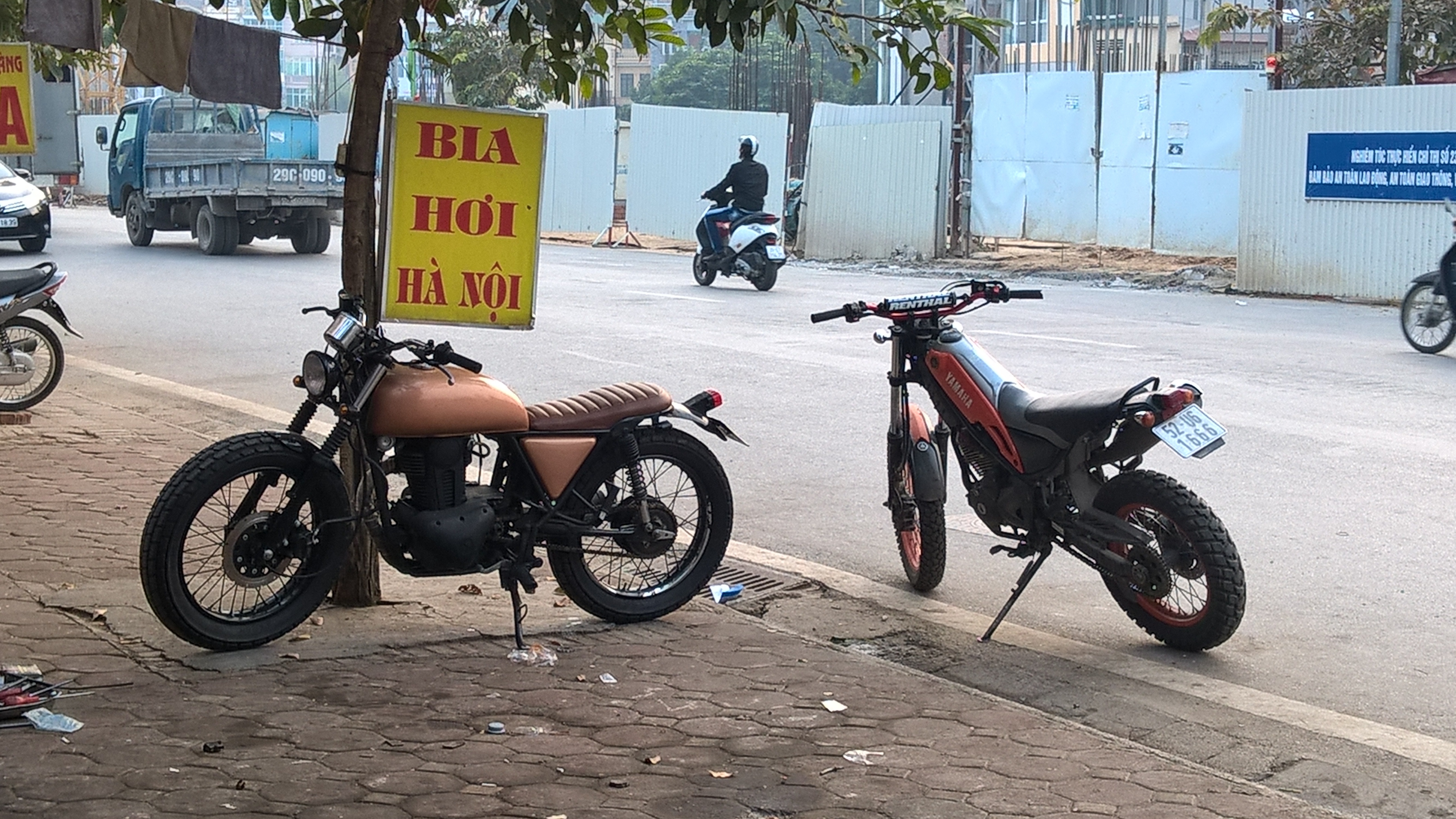 Chi vài chục triệu độ mô tô chơi tết - 3 Một chiếc xe Honda CB750 được độ tại Việt Nam (xe màu cafe)