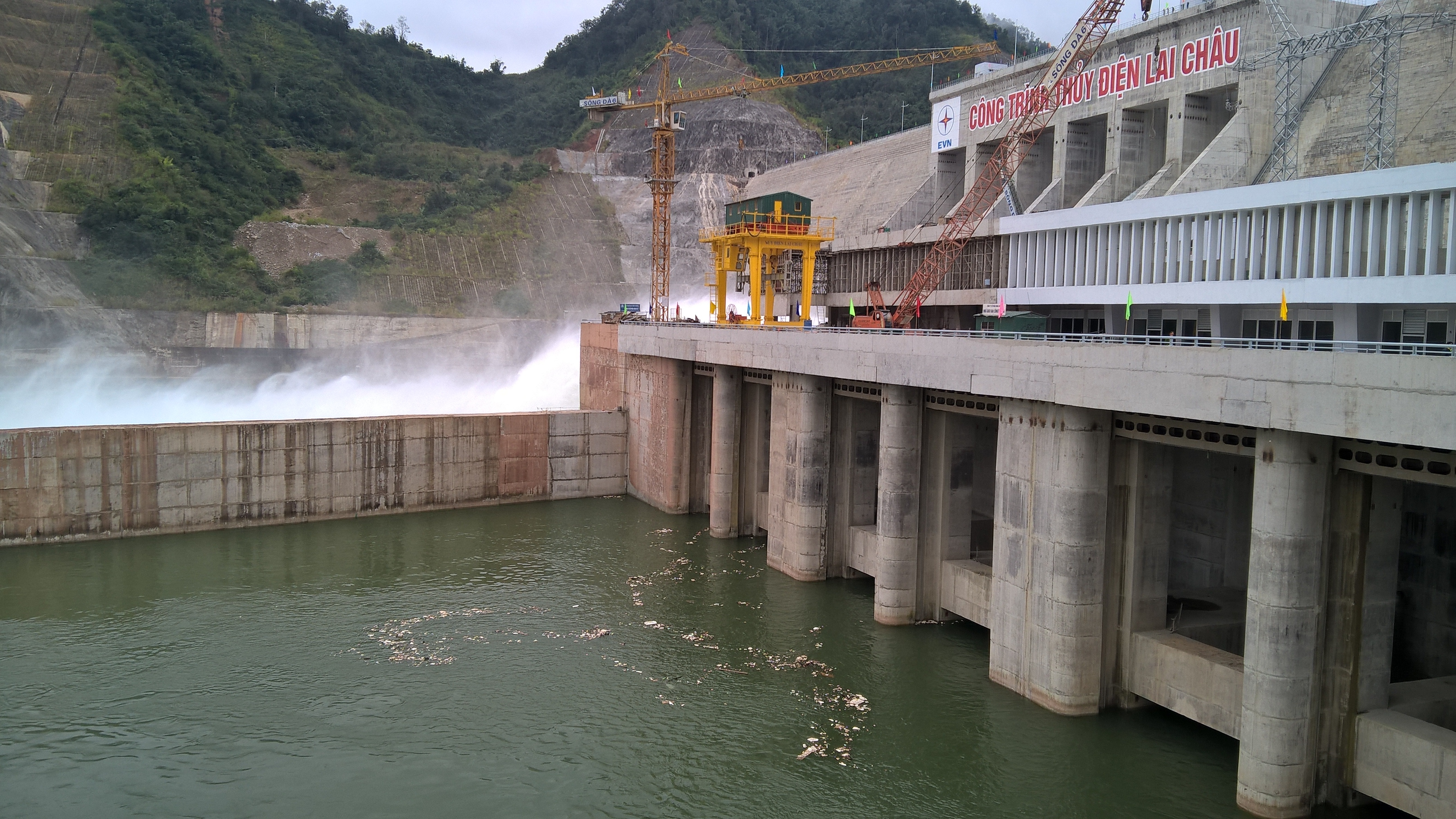 Thủy điện Lai Châu: Bản Trường ca chinh phục Sông Đà được viết tiếp - 5 Cửa xả của ba tổ máy đã hoàn thiện phần thô, tổ máy số 1 đã phát điện, các tổ máy 2 và 3 đang thi công lắp đặt hoàn thiện thiết bị