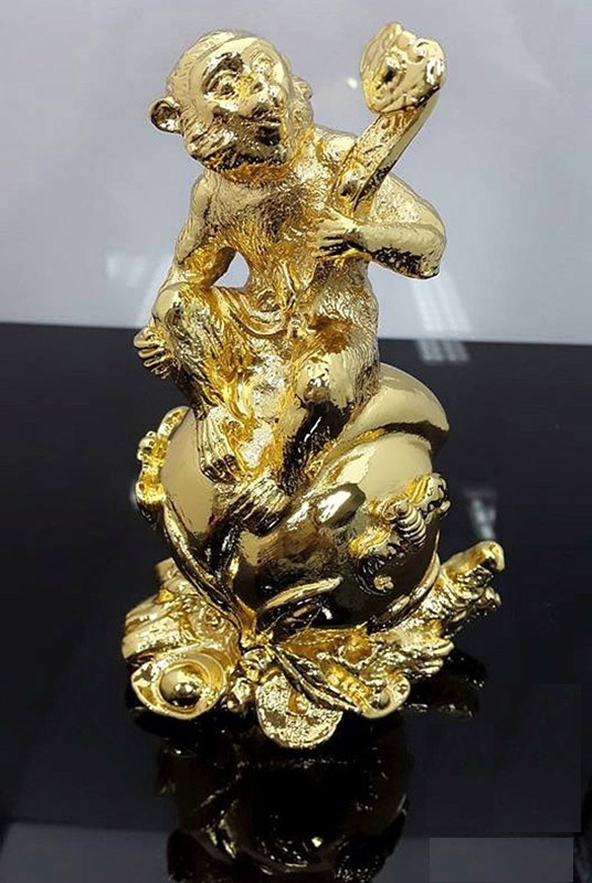 Chi chục triệu "săn" quà hình khỉ biếu Tết - 2 Mức giá của những bức tượng này khá đắt và được quảng cáo là chế tác từ vàng ròng nguyên khối