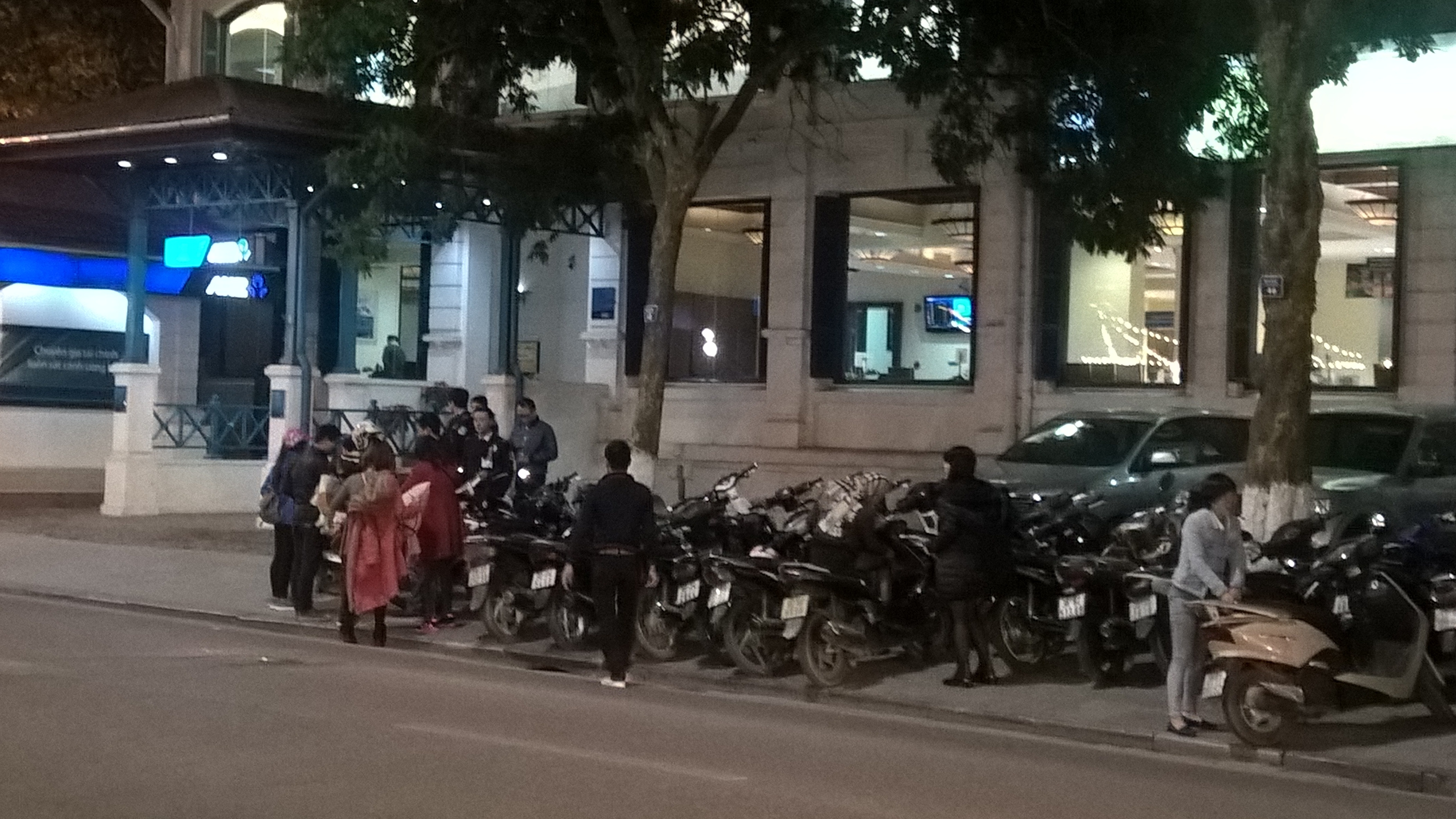 100.000 đồng/vé gửi xe máy dạo chơi bờ hồ tết dương lịch - 11 Vỉa hè trước nhà hàng và khách sạn hạng sang cũng bị lấn chiếm làm bãi gửi xe