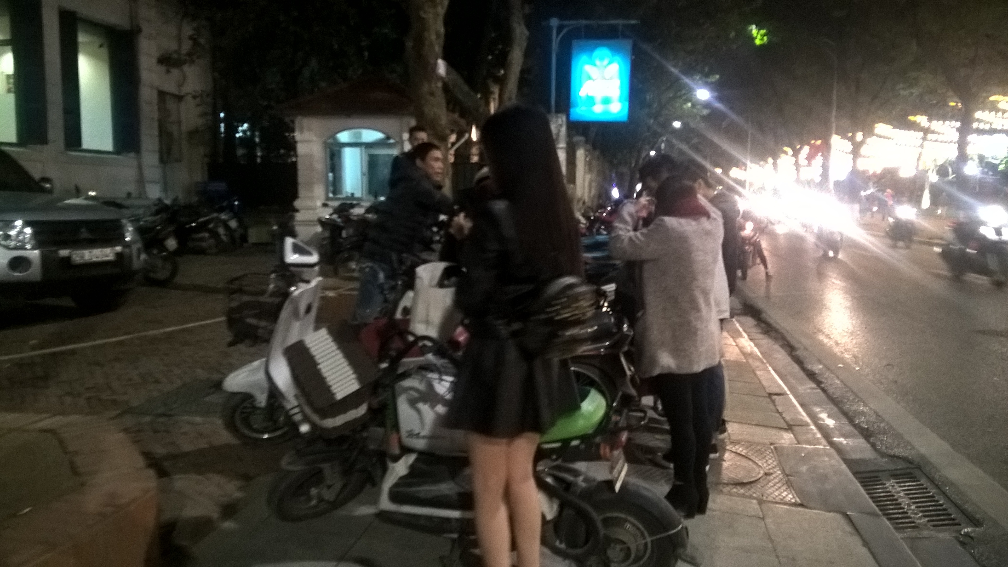 100.000 đồng/vé gửi xe máy dạo chơi bờ hồ tết dương lịch - 10 Một thiếu nữ đi xe đạp điện, cũng phải trả vé xe gần bằng xe máy: 30.000 đồng