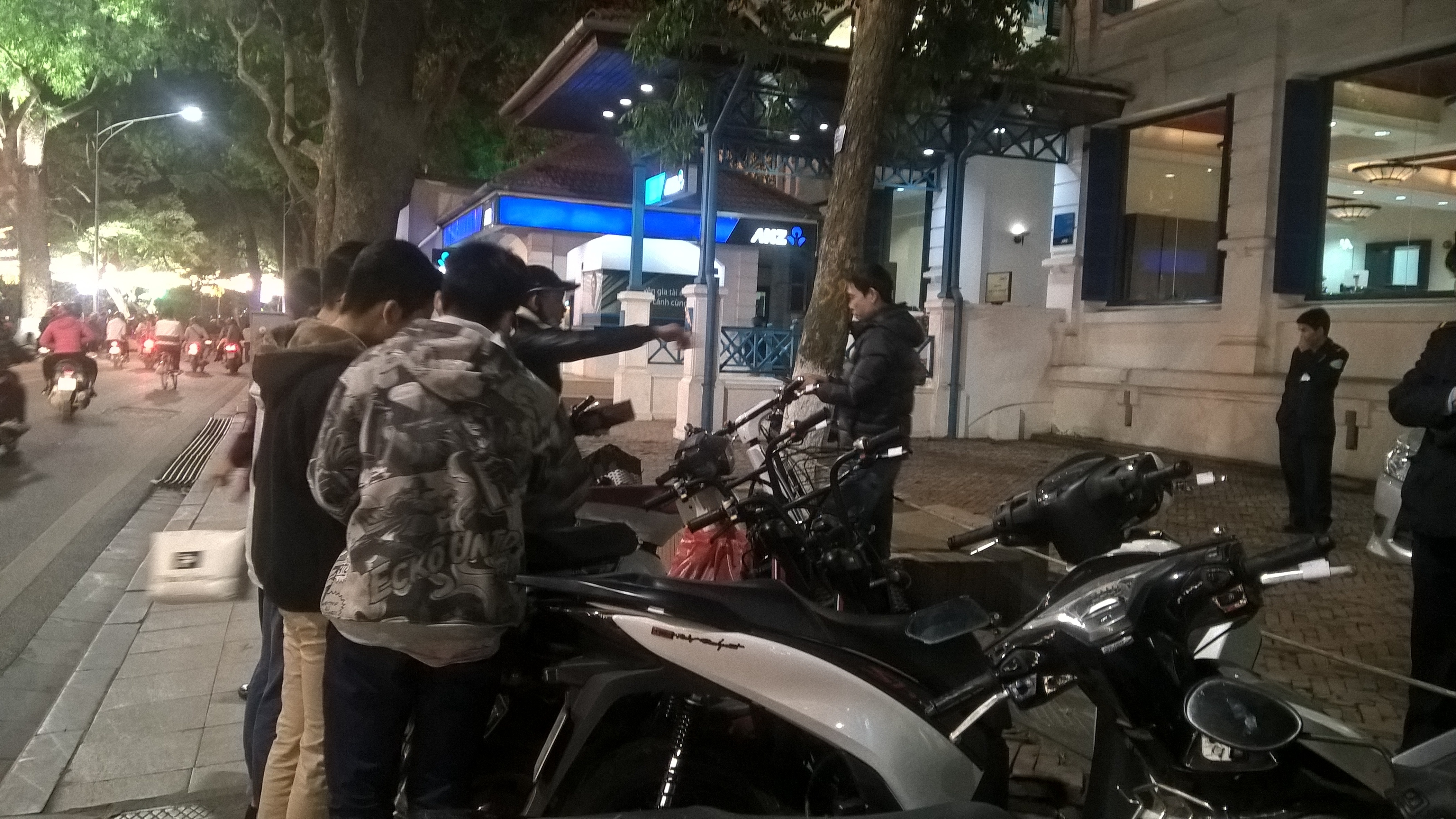 100.000 đồng/vé gửi xe máy dạo chơi bờ hồ tết dương lịch - 1
Một địa điểm trông giữ xe giá chặt chém tại bờ Hồ, nhiều bạn trẻ ngơ ngác với mức giá không thể đắt hơn