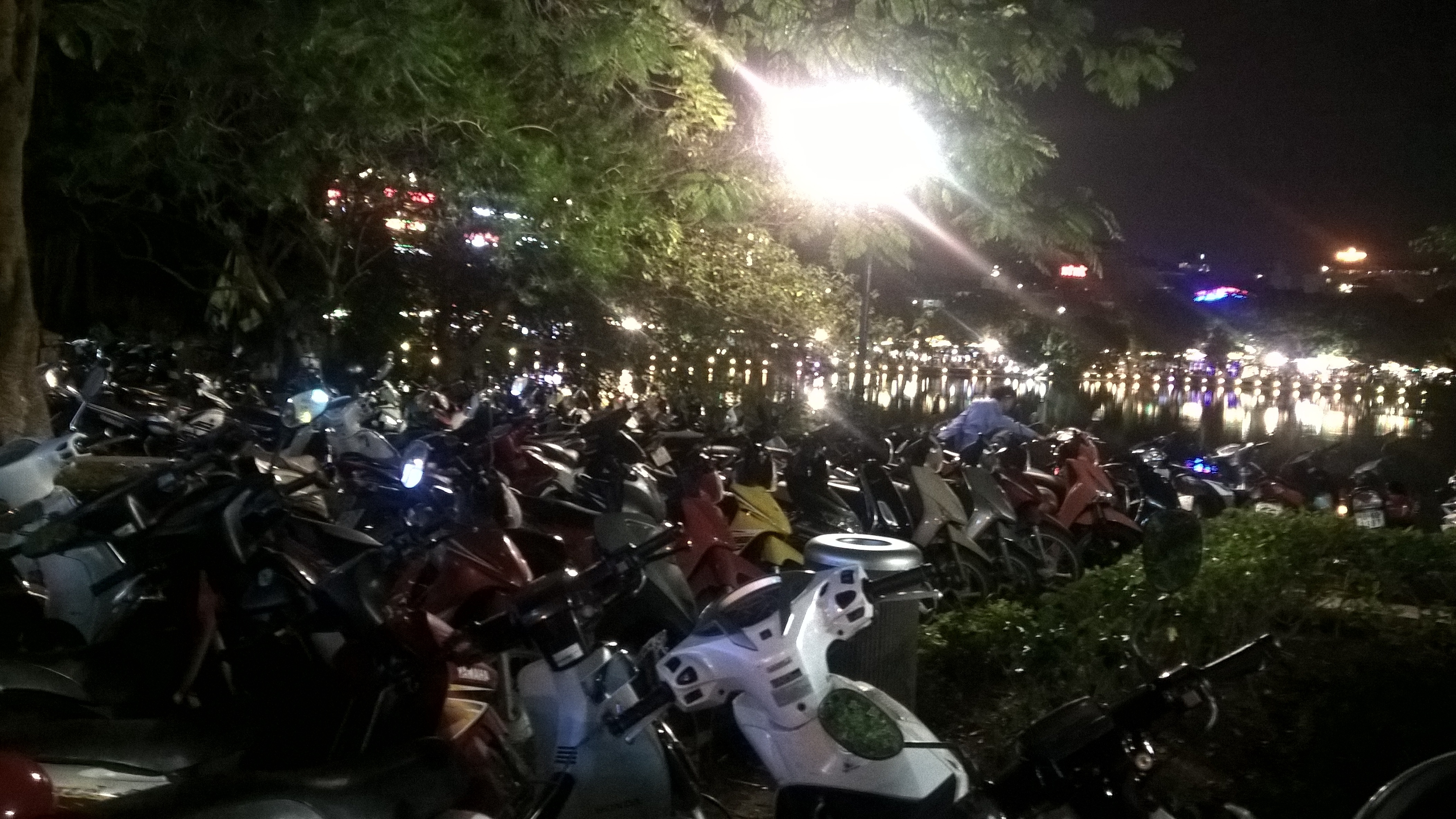100.000 đồng/vé gửi xe máy dạo chơi bờ hồ tết dương lịch - 3 Các địa điểm gửi xe dù đắt nhưng vẫn chật cứng xe do các bạn trẻ đều đã quá quen với kiểu thu tiền vé xe theo luật riêng