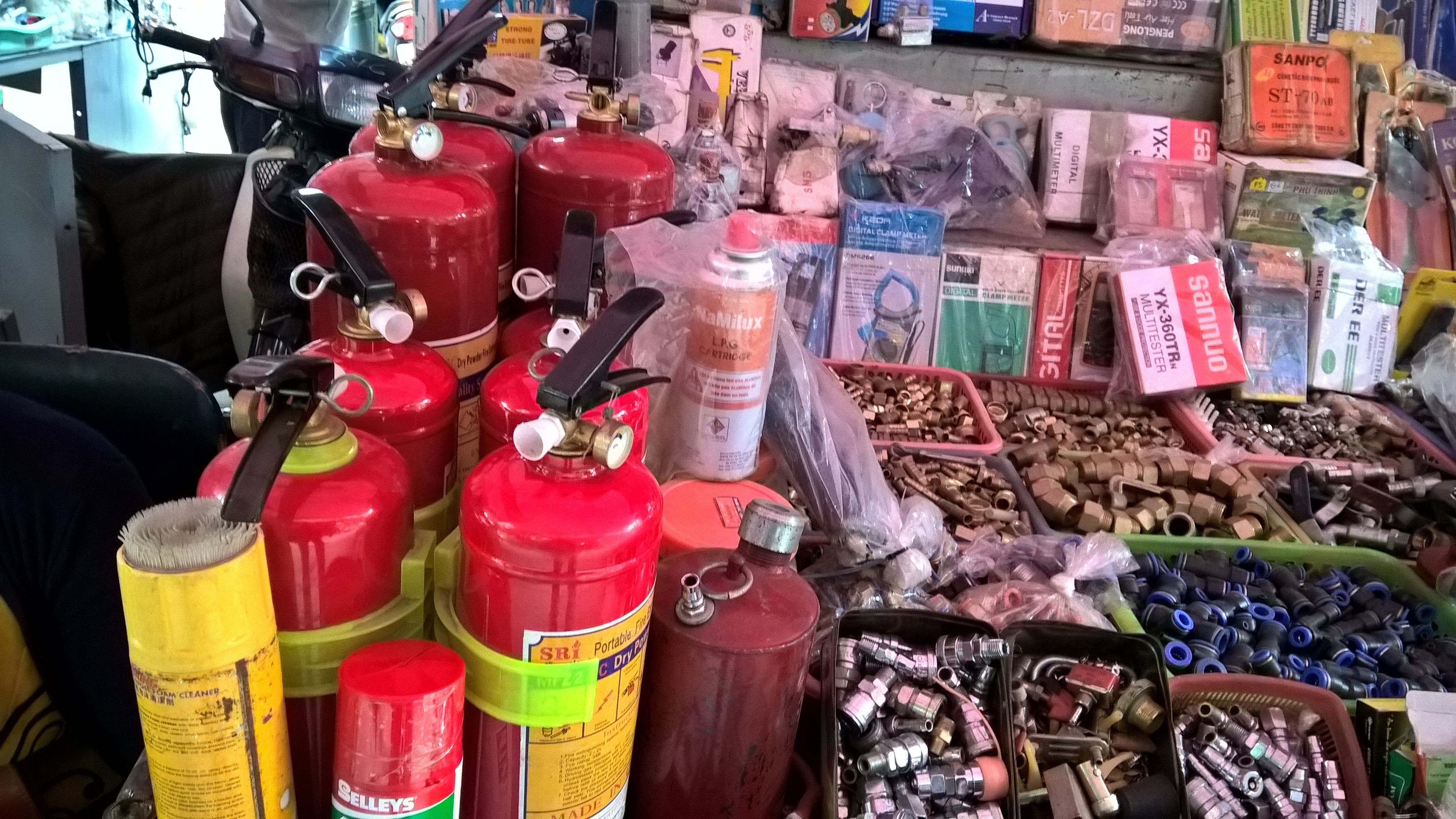 Tư thương "hét giá" nửa triệu đồng/bình cứu hoả mini - 4 Trên phố Thịnh Yên (Chợ trời), giá bán các loại bình cũng bị tăng chóng mặt nhờ vào mánh khan hàng, cấm nhập lậu