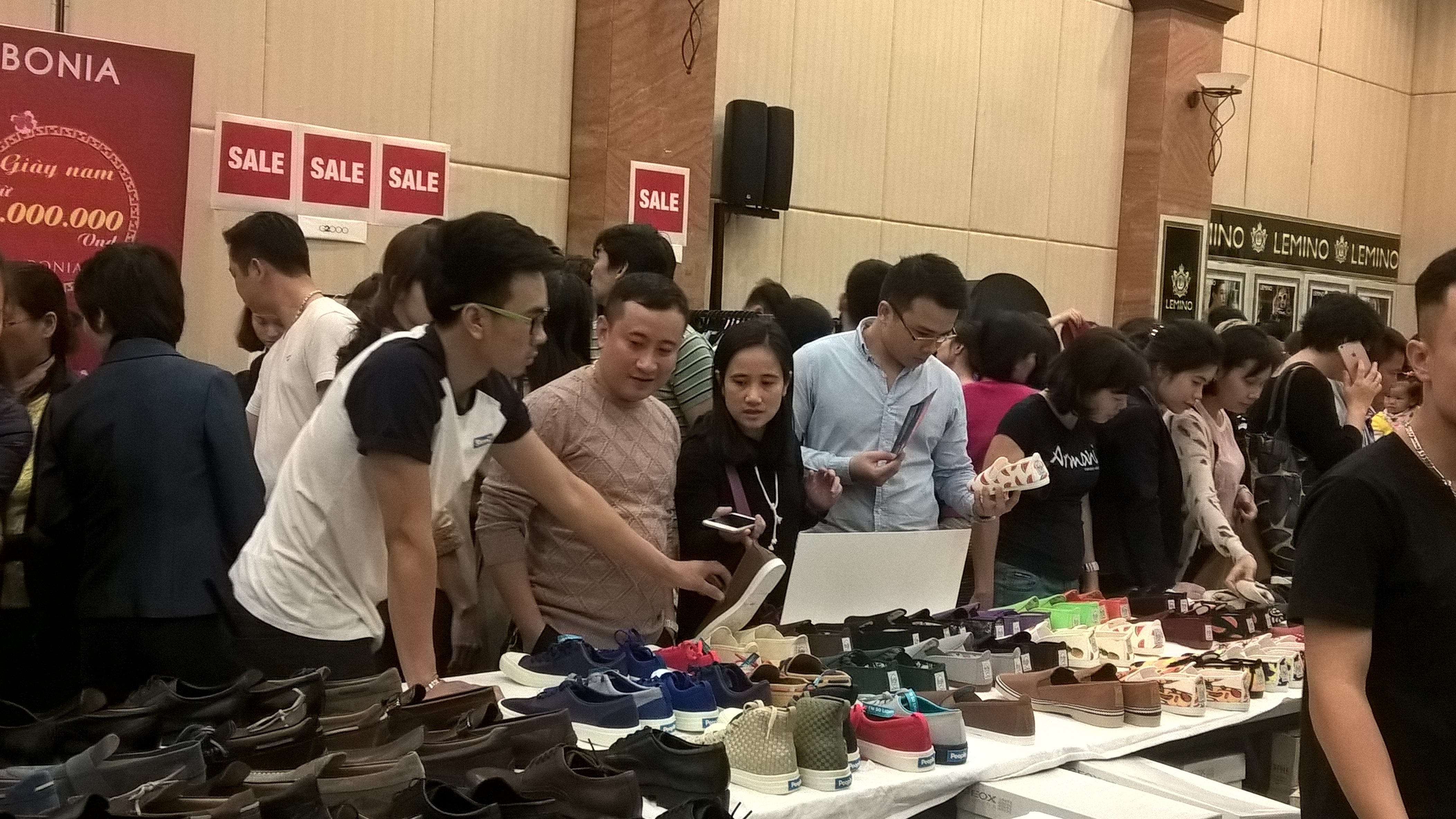 Hàng nghìn người chen chúc đi "săn" hàng hiệu giảm giá - 10
Không chỉ có nữ giới, nhiều nam thanh niên cũng tranh thủ đến săn hàng hiệu