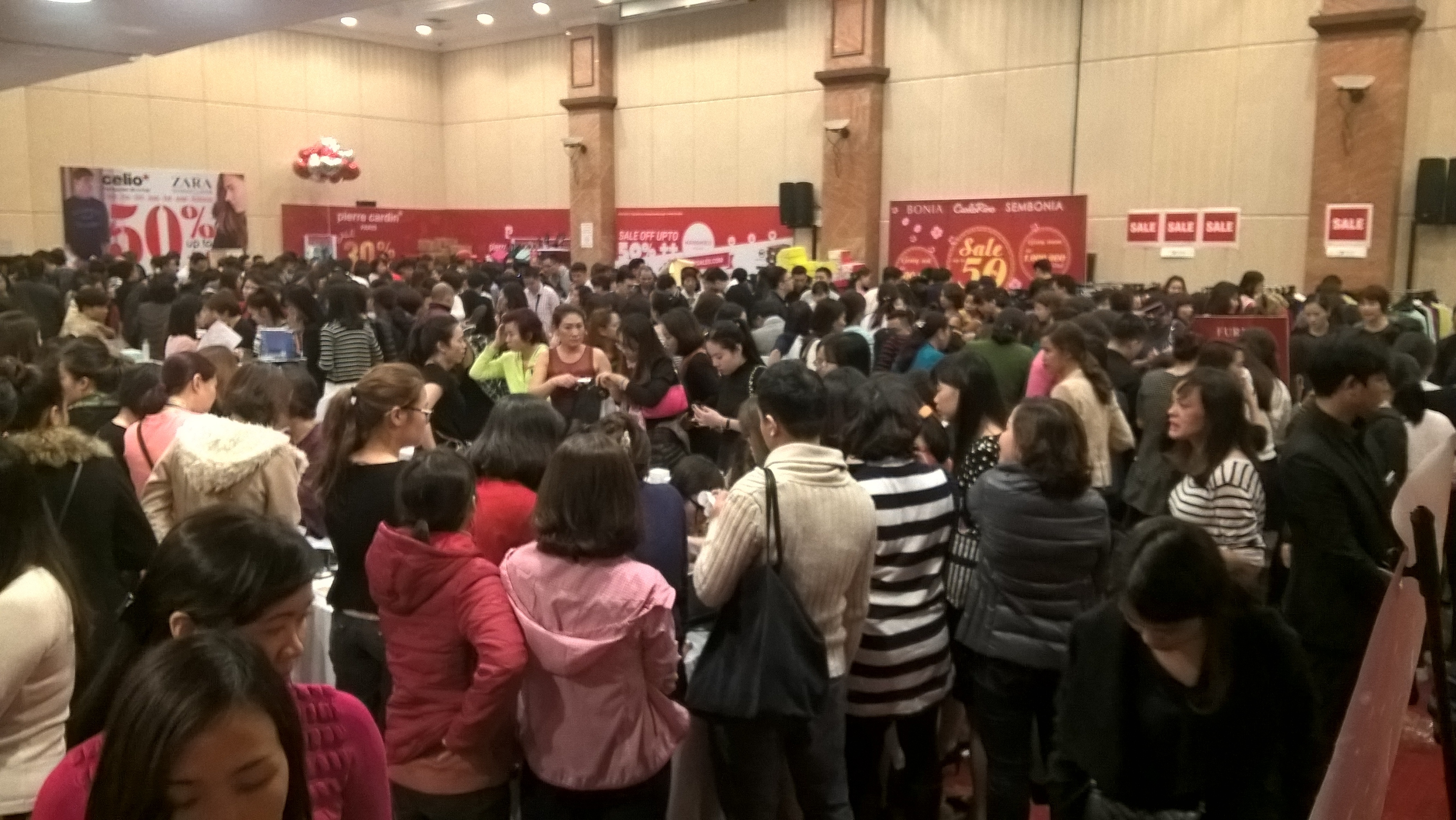 Hàng nghìn người chen chúc đi "săn" hàng hiệu giảm giá - 6 Hàng nghìn người chen chúc đi "săn" hàng hiệu giảm giá - 6