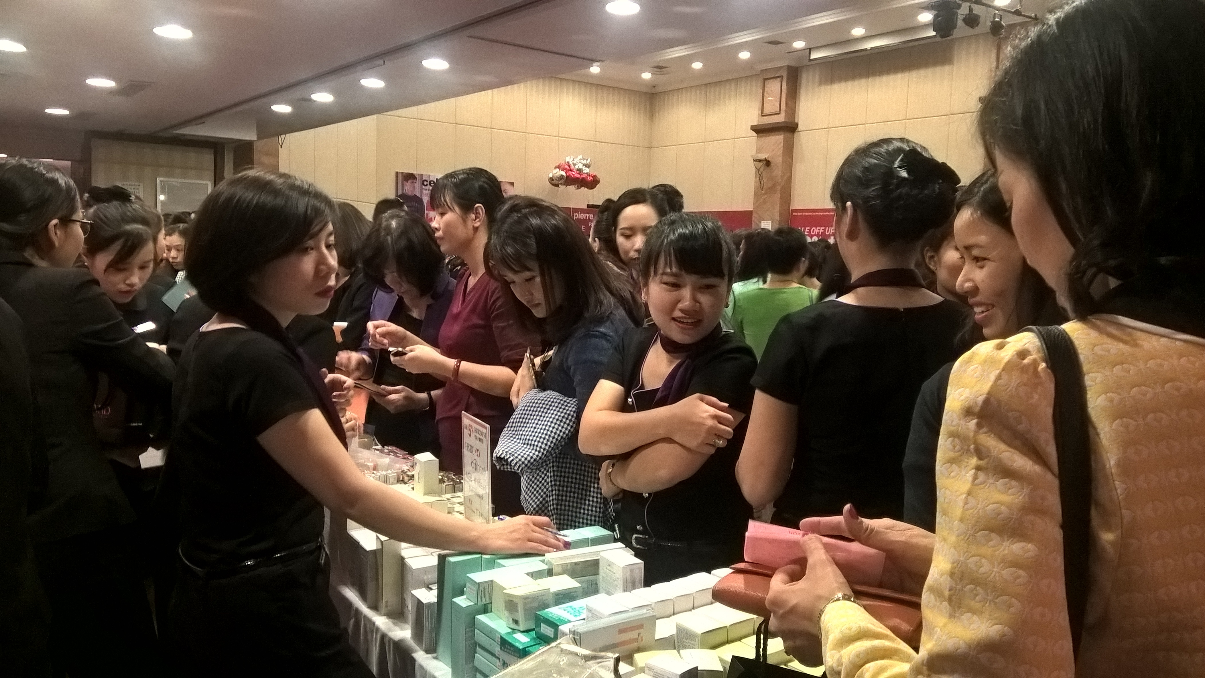 Hàng nghìn người chen chúc đi "săn" hàng hiệu giảm giá - 9
Hàng mỹ phẩm luôn chật kín khách