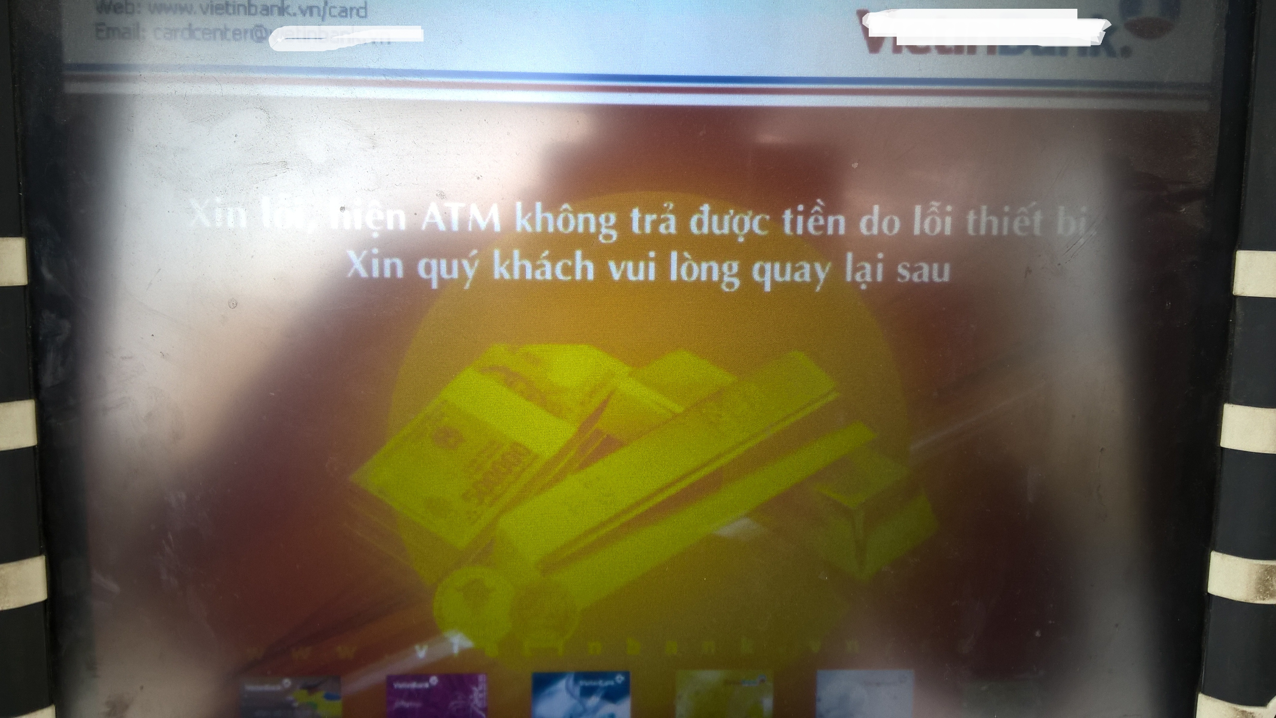 Nhiều ATM "được nghỉ tết sớm" hơn người lao động - 2 
Với lý do muôn năm cũ một ngân hàng lớn khác cũng lỗi thiết bị đúng thời điểm. Điểm ATM của ngân hàng cạnh Trường Đại học Phương Đông, phố Trung Kính
