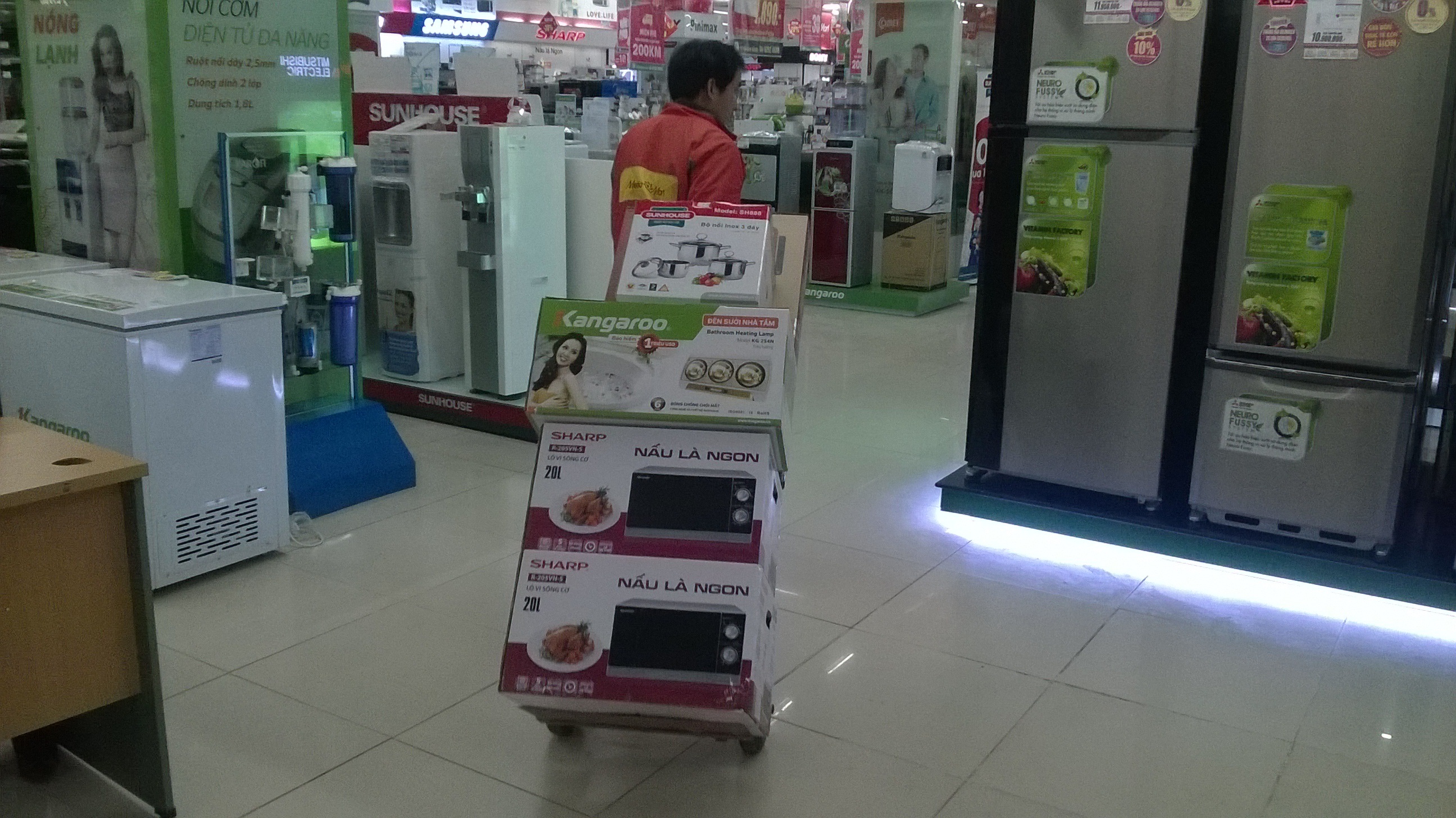 Dân giao hàng chạy xô, kiếm bộn tiền cận Tết - 9 Công việc vất vả, nhưng chạy xô giao hàng thuộc nhóm việc kiếm ra tiền những ngày giáp Tết. Chính vì vậy, các siêu thị đều thiếu nhân viên vận chuyển kiêm thợ lắp đặt thành thạo dịp này. Vì thế, đây là cơ hội ngon ăn với nhiều người