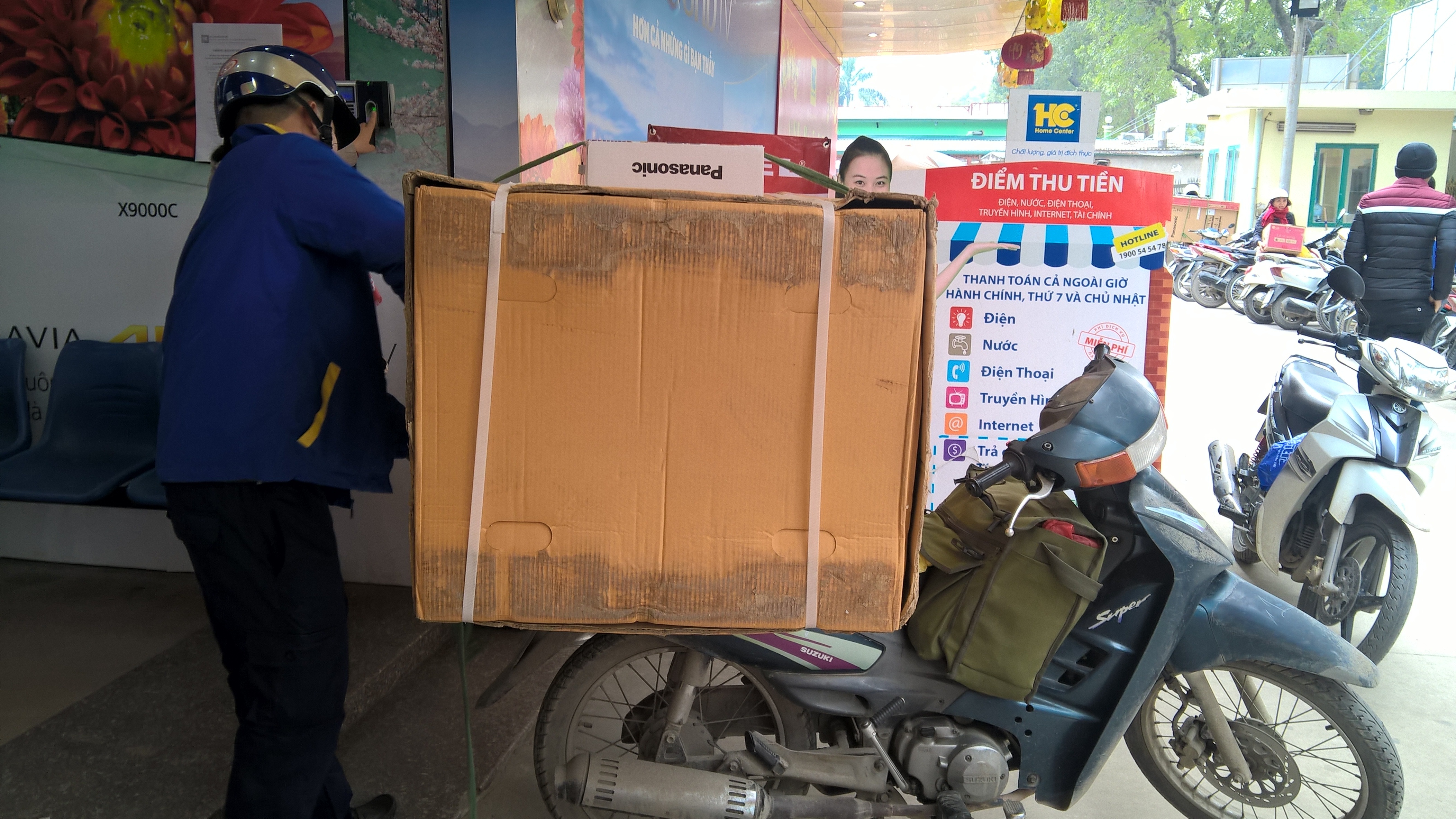 Dân giao hàng chạy xô, kiếm bộn tiền cận Tết - 4
Mỗi ngày, trung bình một người giao hàng di chuyển hơn 200km trong điều kiện mưa rét, đường tắc và mệt. Nhiều người vì miếng cơm manh áo làm việc cận lực để có tiền về quê ăn Tết với gia đình.
