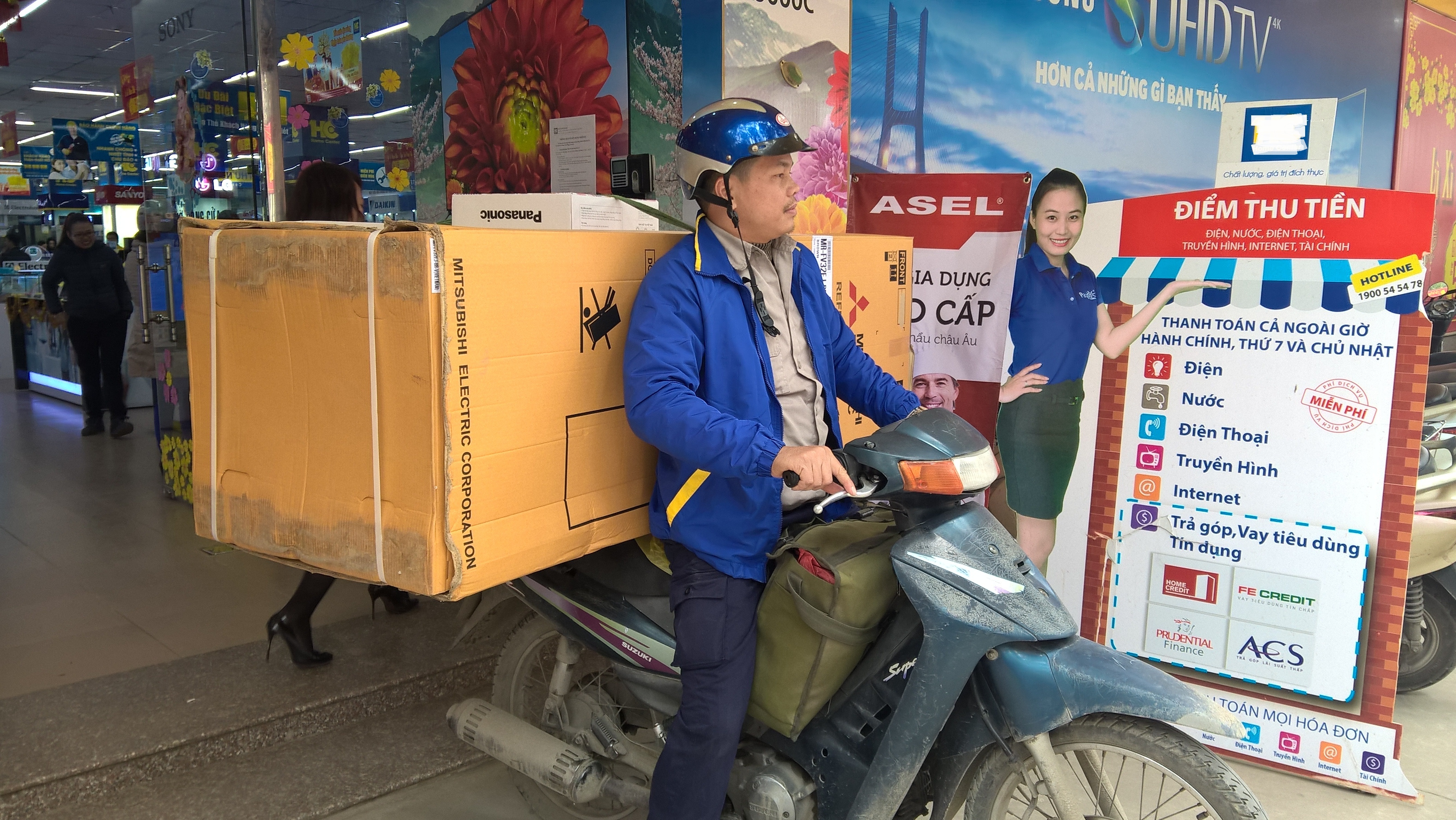 Dân giao hàng chạy xô, kiếm bộn tiền cận Tết - 5 Một đơn hàng đang được nhân viên giao trên 40km, xuống một địa phương thuộc Hưng Yên