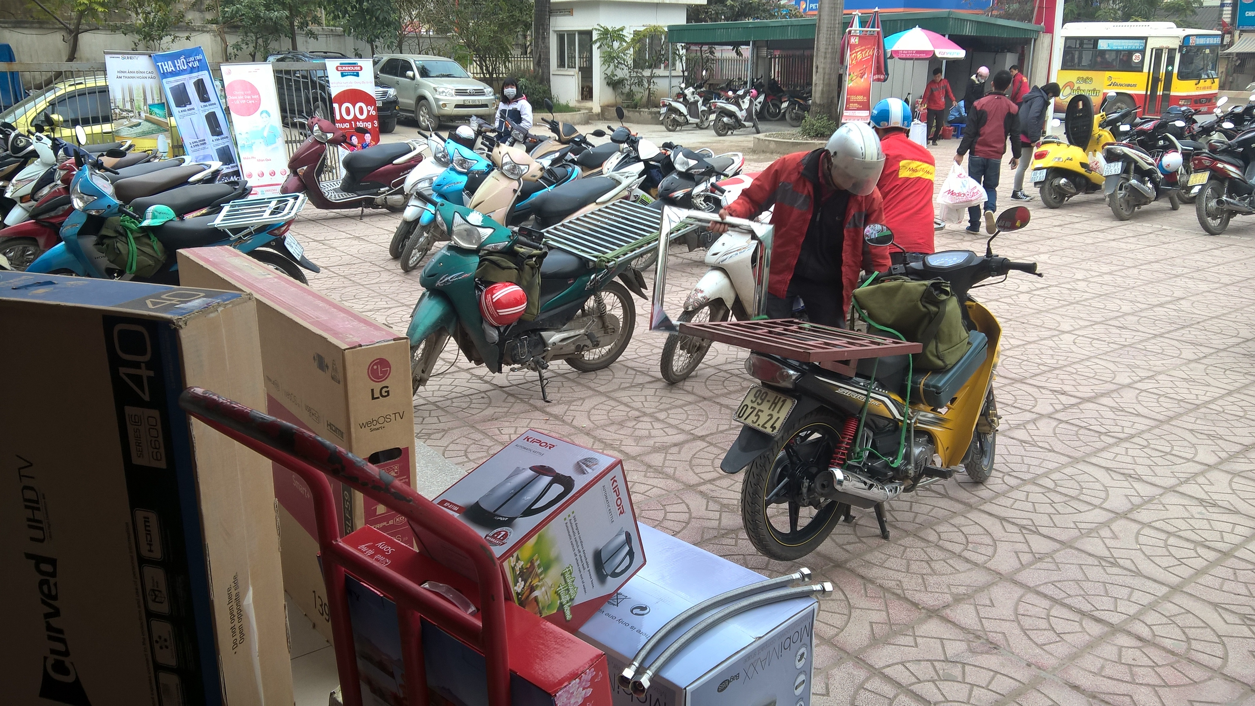 Dân giao hàng chạy xô, kiếm bộn tiền cận Tết - 1
Giao hàng đắt xô, có thêm nhiều khoản tiền ngoài nên rất nhiều nhân viên giao hàng của các siêu thị làm trưa, tối.