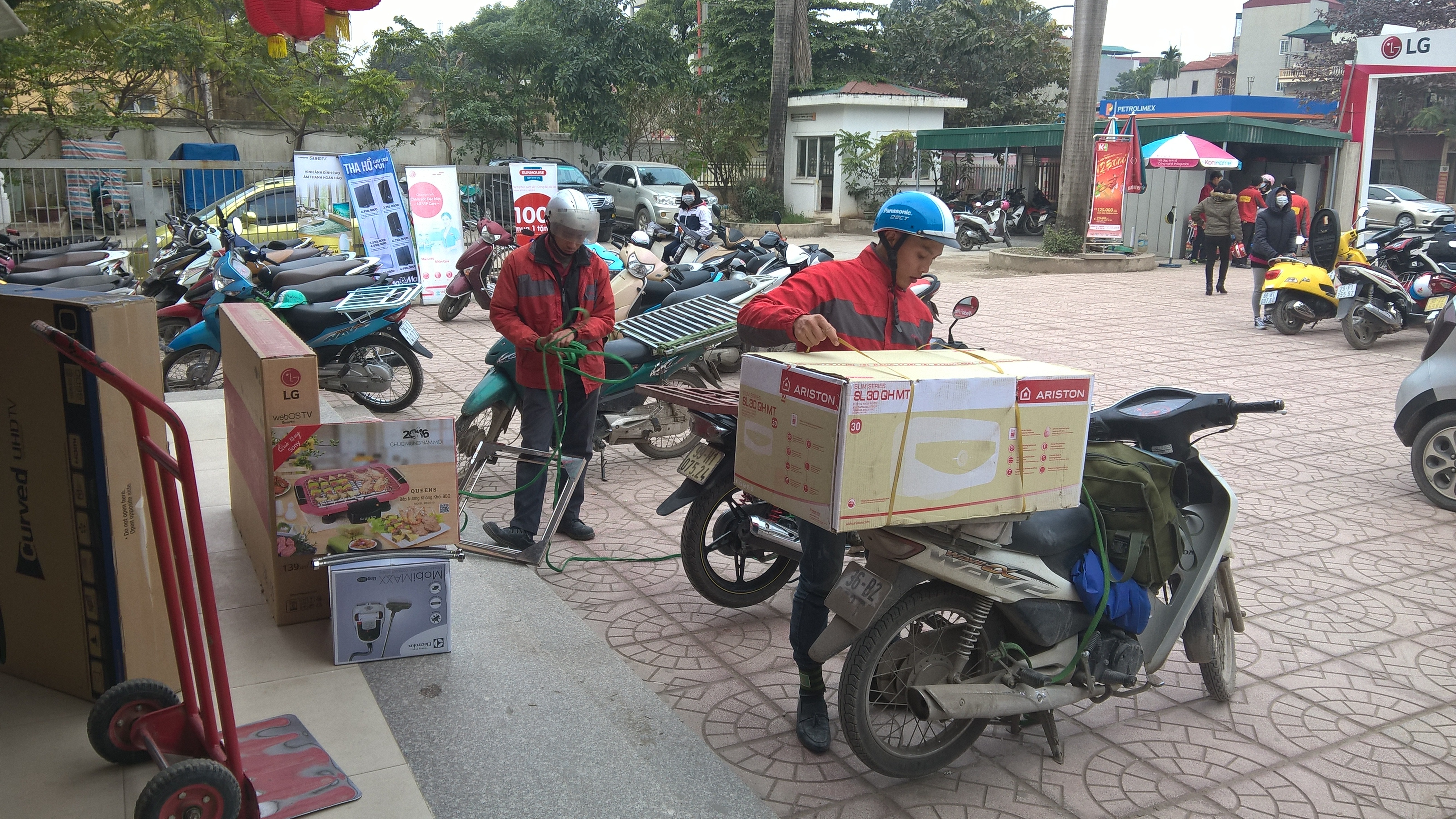 Dân giao hàng chạy xô, kiếm bộn tiền cận Tết - 3 Theo một nhân viên giao hàng, có nhiều khách ở xa đặt hàng qua mạng nhưng nhân viên không thể chuyển được ngay do quá xa. Họ phải thuê giao hàng với chi phí thu thêm từ 5.000 đến 20.000 đồng/km.