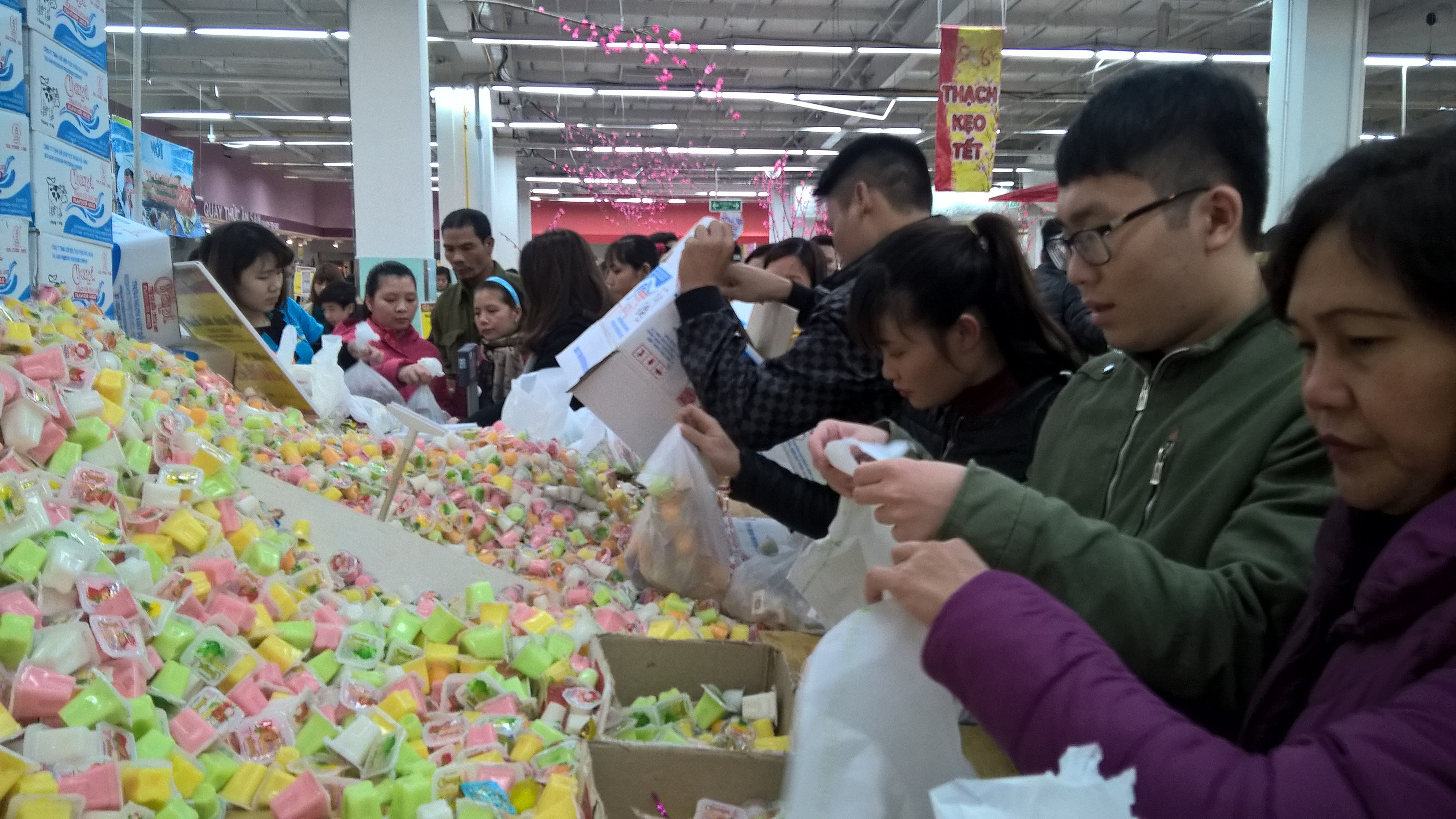 Nửa đêm nghẹt thở trong siêu thị sắm Tết - 4
Nhiều nam thanh niên cũng được người nhà trưng dụng đi mua sắm dịp cận Tết